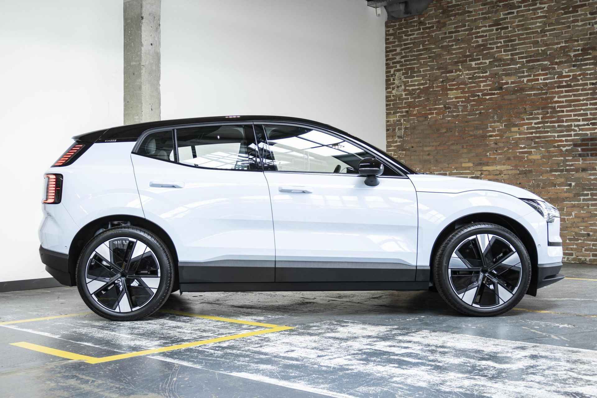 Volvo EX30 Twin Motor Performance Ultra 69 kWh | Gratis Upgrade naar Twin Motor Performance | Gratis Laadpaal | Panoramadak | 360° Camera | 22KW On Board Lader | Elektrisch verstelbare Voorstoelen | Harman Kardon soundbar - 6/41