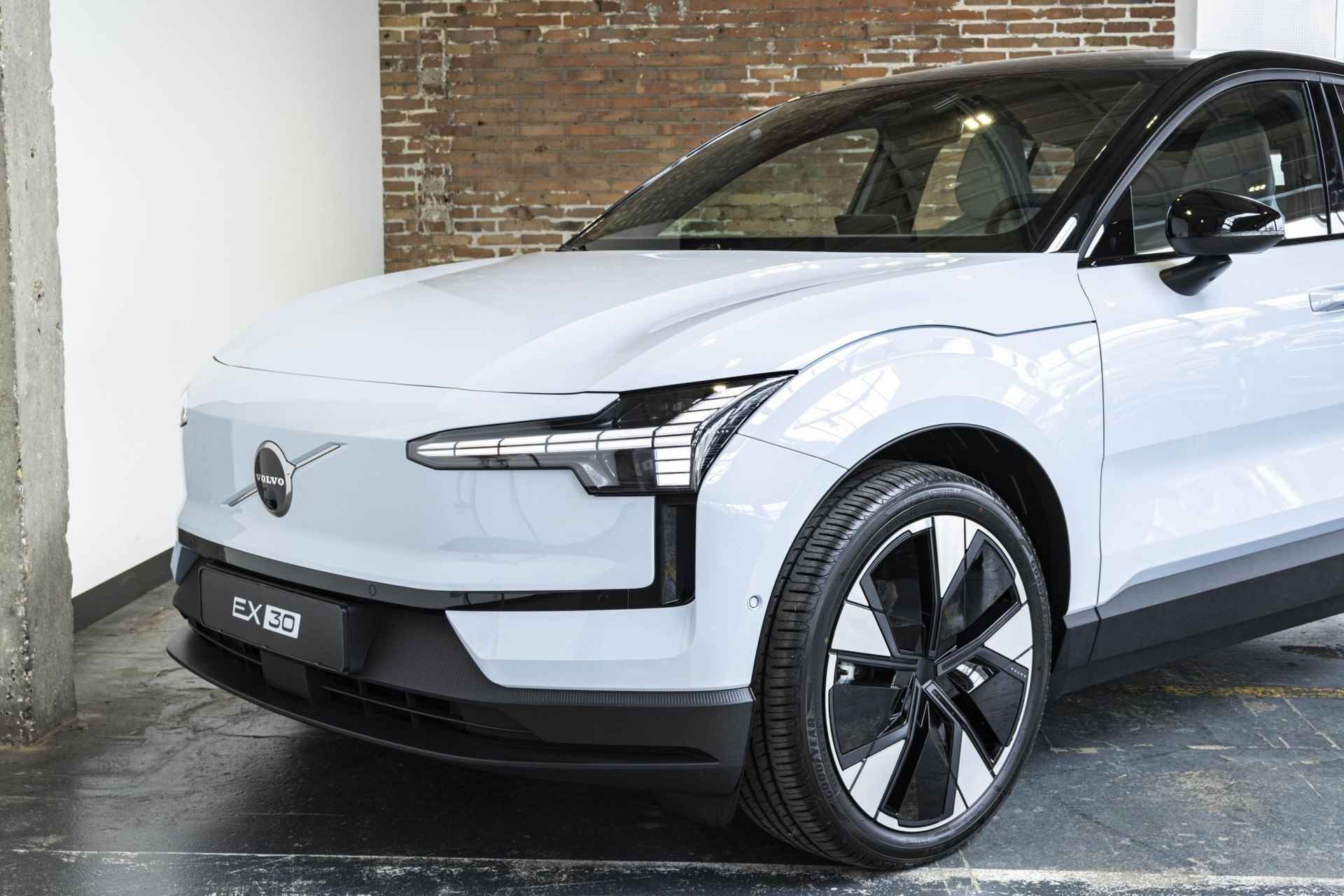 Volvo EX30 Twin Motor Performance Ultra 69 kWh | Gratis Upgrade naar Twin Motor Performance | Gratis Laadpaal | Panoramadak | 360° Camera | 22KW On Board Lader | Elektrisch verstelbare Voorstoelen | Harman Kardon soundbar - 9/41