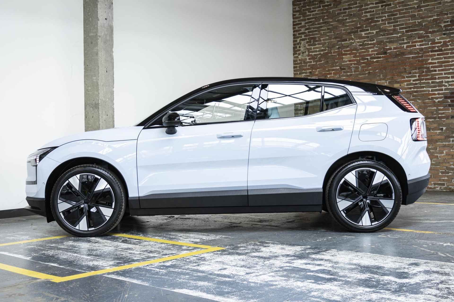 Volvo EX30 Twin Motor Performance Ultra 69 kWh | Gratis Upgrade naar Twin Motor Performance | Gratis Laadpaal | Panoramadak | 360° Camera | 22KW On Board Lader | Elektrisch verstelbare Voorstoelen | Harman Kardon soundbar - 10/41