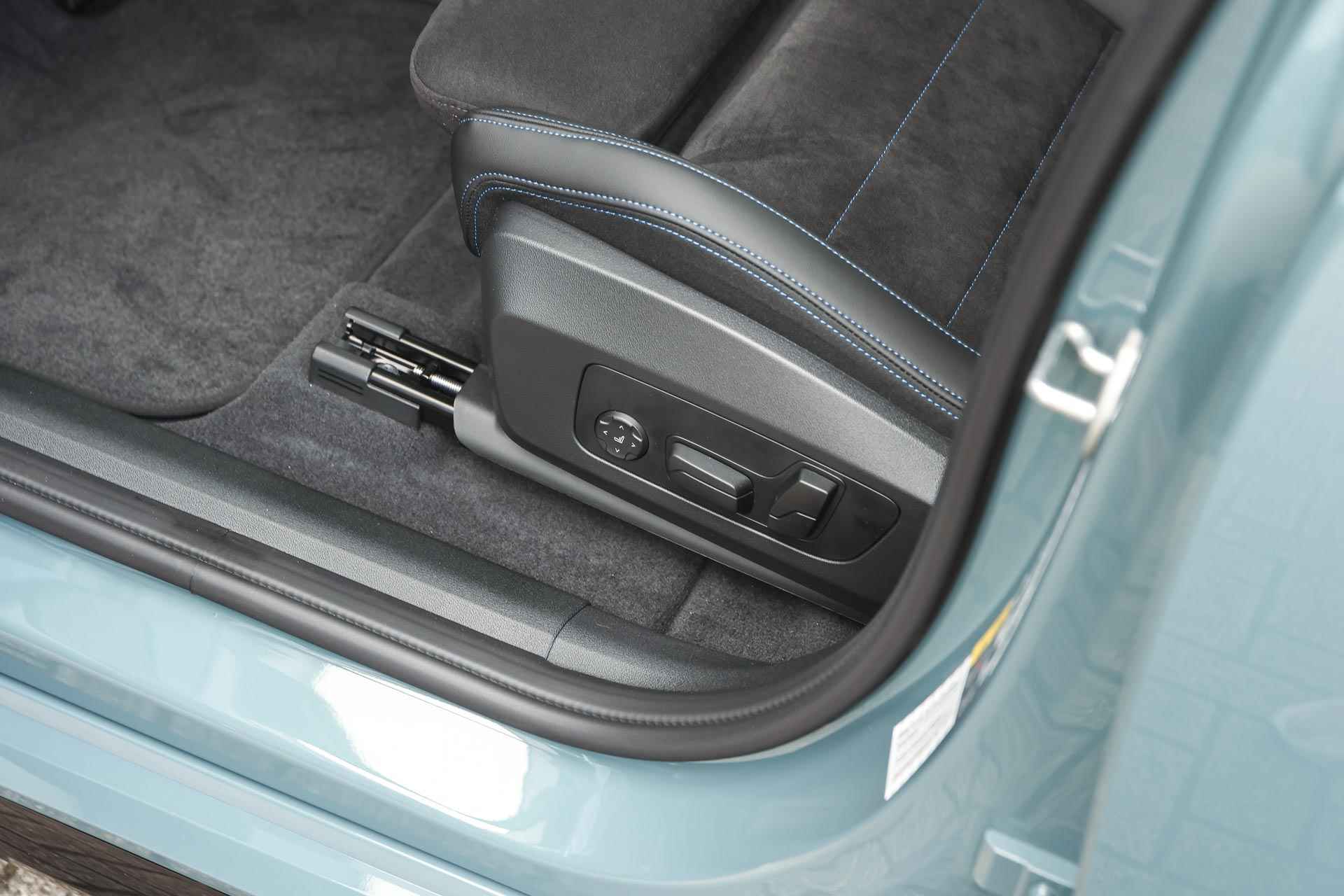 BMW iX1 eDrive20 High Executive M Sport / Panoramadak / Trekhaak / Verwarmd stuurwiel / M Adaptief onderstel / Sportstoelen / Stoelverwarming / Adaptieve LED - 15/39