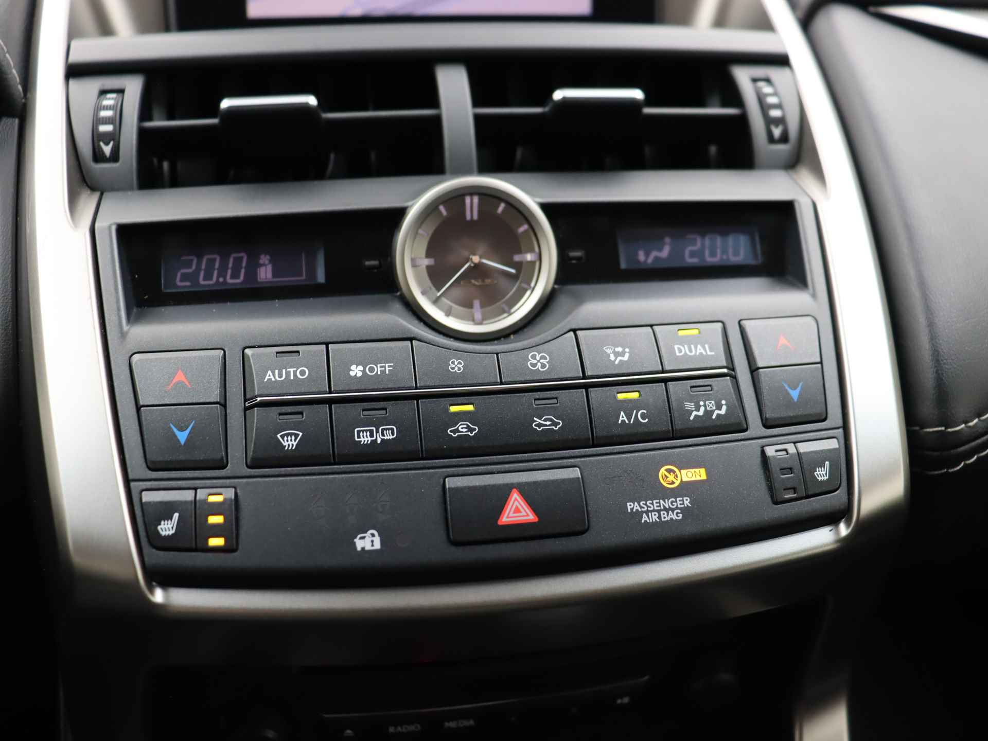 Lexus NX 300h AWD Luxury Line | Elektrisch verstelbare voorstoelen | Stoelverwarming | Navigatie | Parkeersensoren | - 11/42