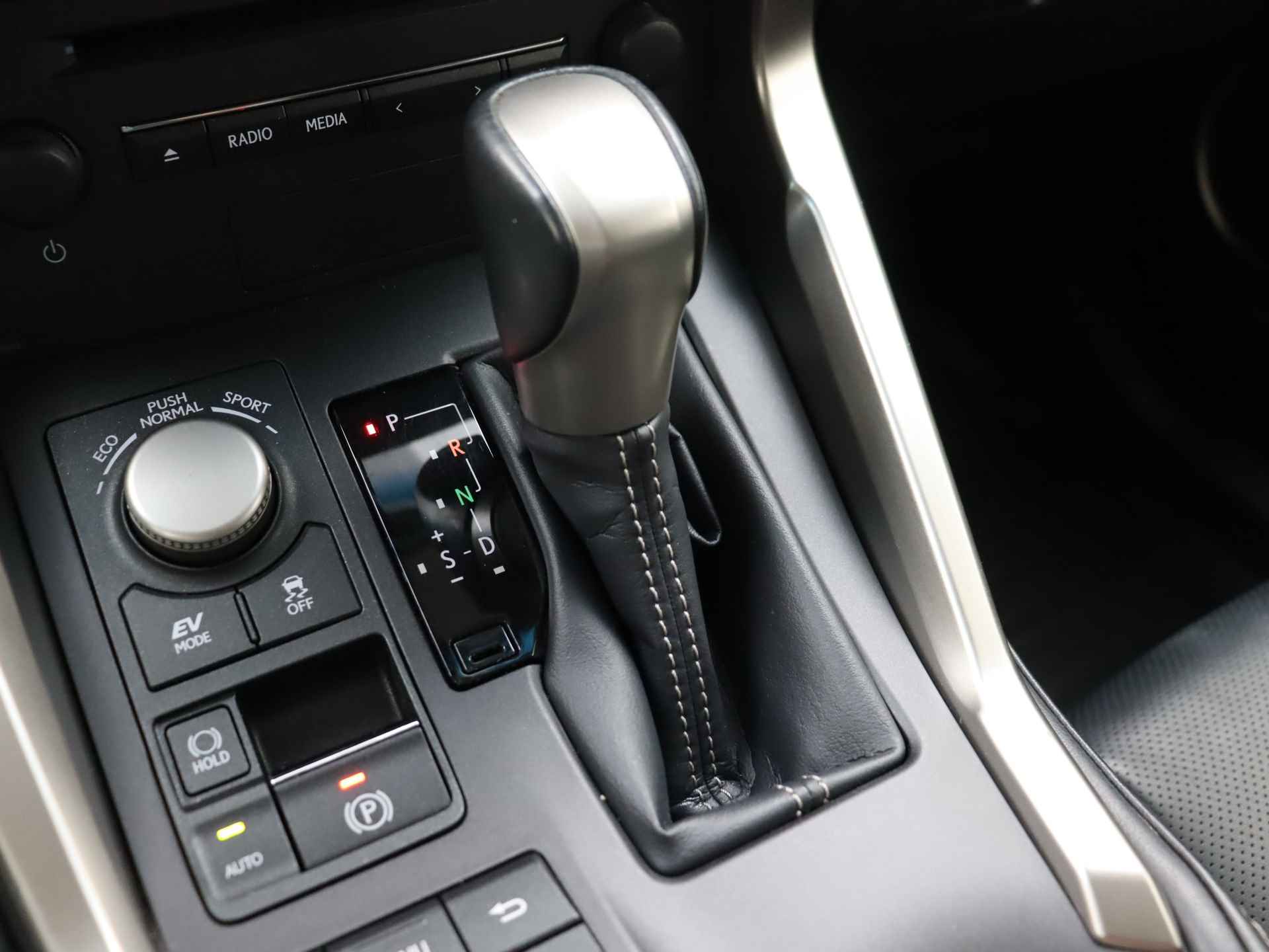 Lexus NX 300h AWD Luxury Line | Elektrisch verstelbare voorstoelen | Stoelverwarming | Navigatie | Parkeersensoren | - 13/42
