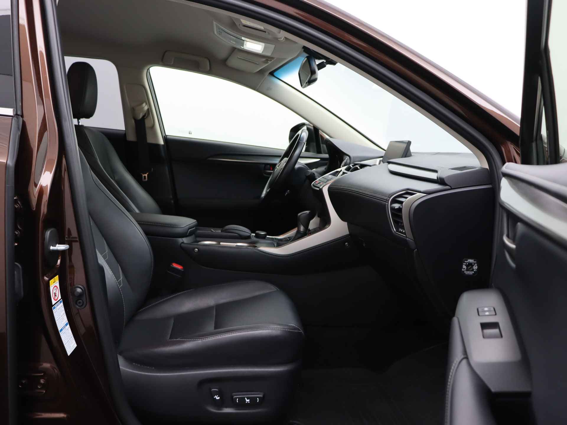 Lexus NX 300h AWD Luxury Line | Elektrisch verstelbare voorstoelen | Stoelverwarming | Navigatie | Parkeersensoren | - 27/42
