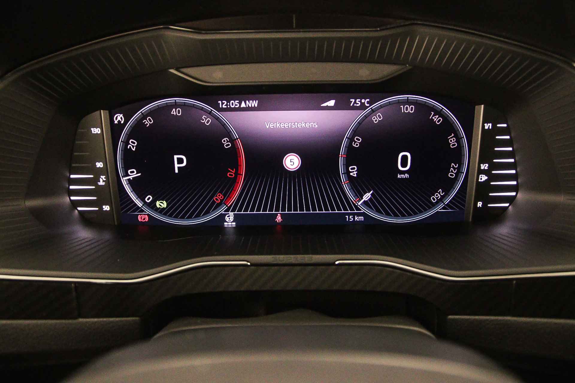 Škoda Superb Sportline Business 1.5 TSI 150pk DSG Automaat Panoramadak, Adaptive cruise control, Navigatie, LED matrix verlichting, Achteruitrijcamera, Stoelverwarming, Airco, Parkeersensoren, Elektrische achterklep - 11/51