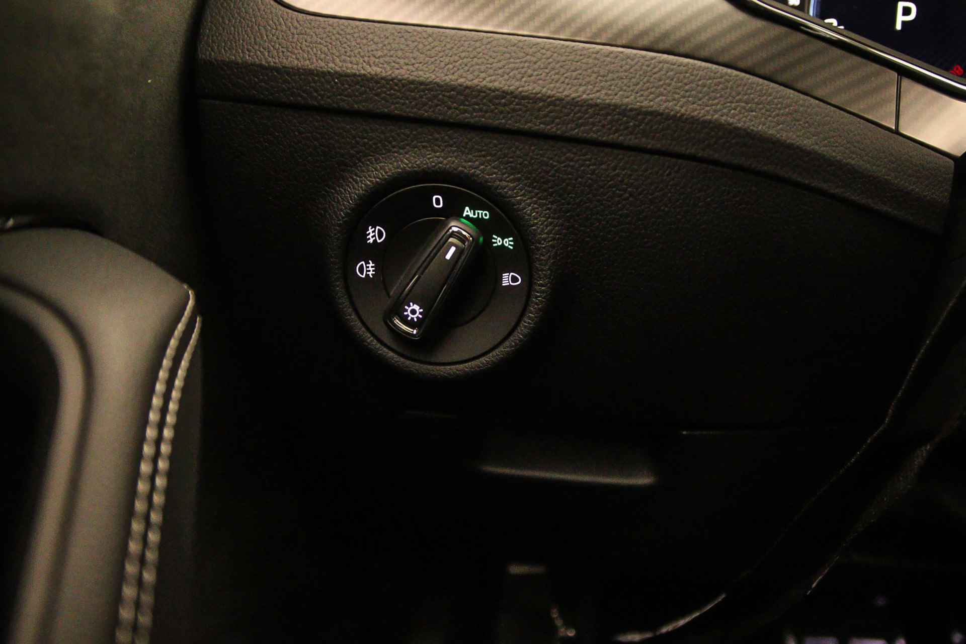 Škoda Superb Sportline Business 1.5 TSI 150pk DSG Automaat Panoramadak, Adaptive cruise control, Navigatie, LED matrix verlichting, Achteruitrijcamera, Stoelverwarming, Airco, Parkeersensoren, Elektrische achterklep - 15/51