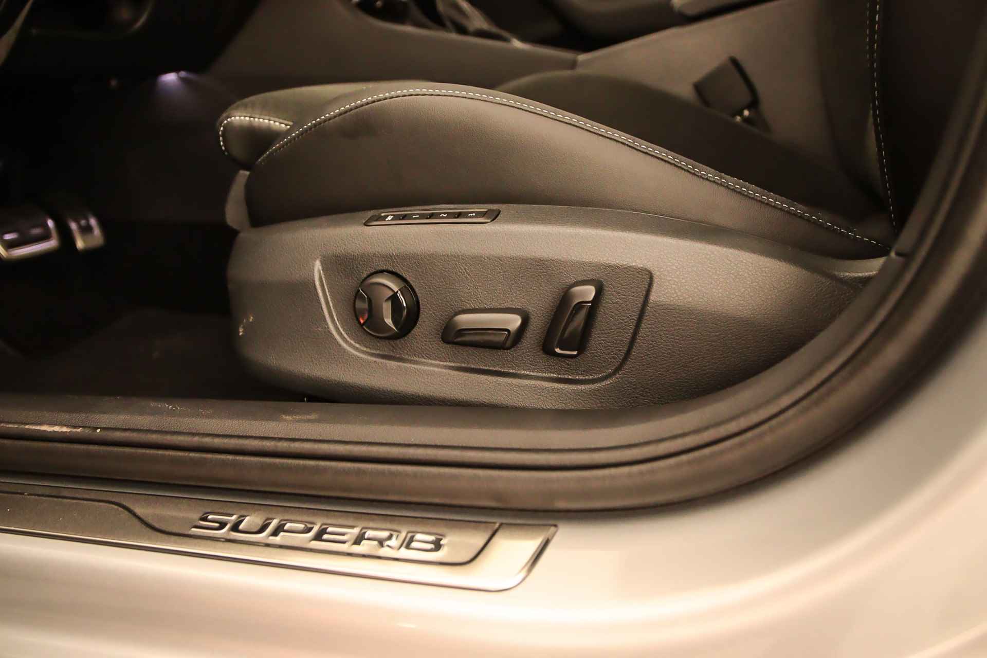 Škoda Superb Sportline Business 1.5 TSI 150pk DSG Automaat Panoramadak, Adaptive cruise control, Navigatie, LED matrix verlichting, Achteruitrijcamera, Stoelverwarming, Airco, Parkeersensoren, Elektrische achterklep - 31/51