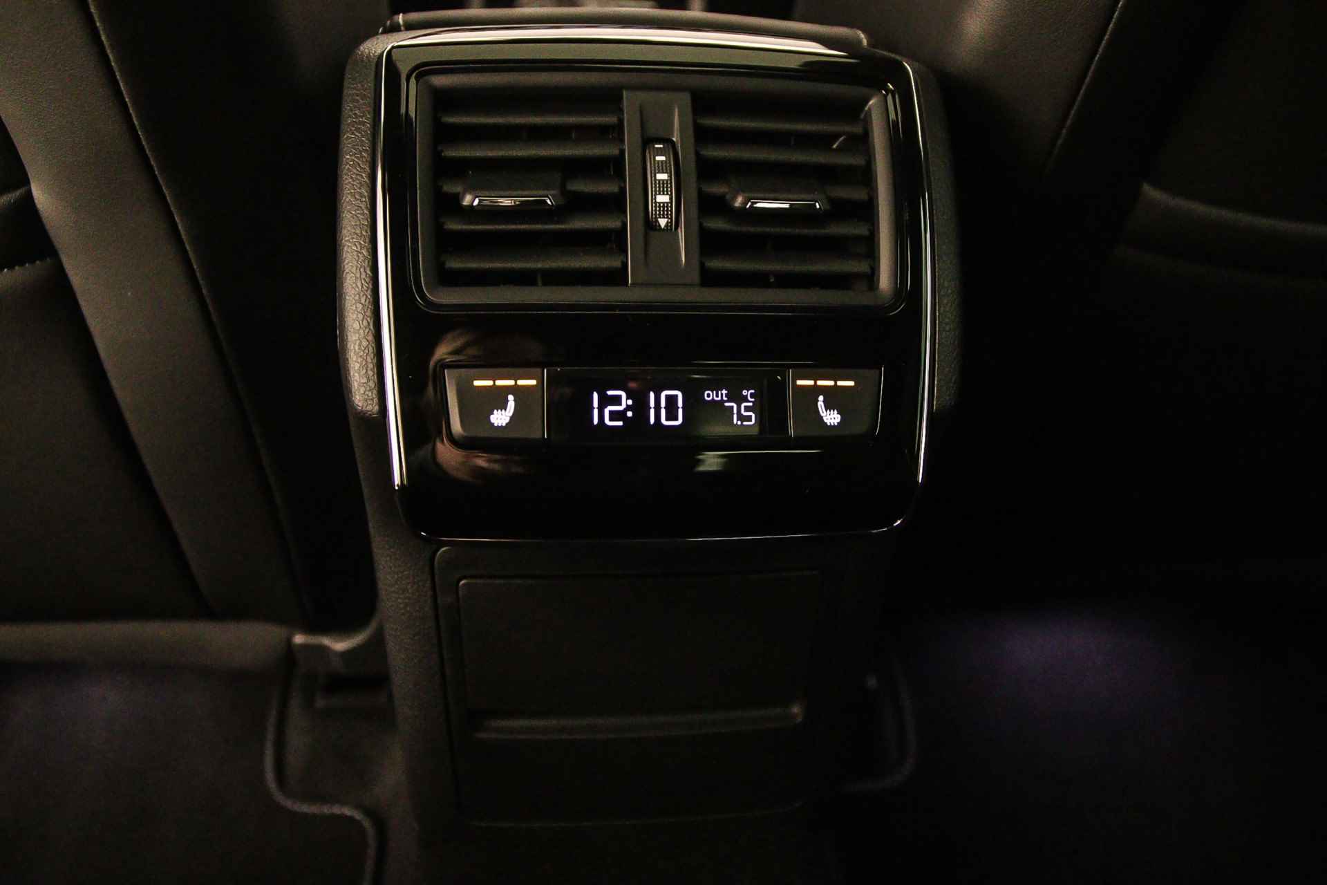 Škoda Superb Sportline Business 1.5 TSI 150pk DSG Automaat Panoramadak, Adaptive cruise control, Navigatie, LED matrix verlichting, Achteruitrijcamera, Stoelverwarming, Airco, Parkeersensoren, Elektrische achterklep - 36/51