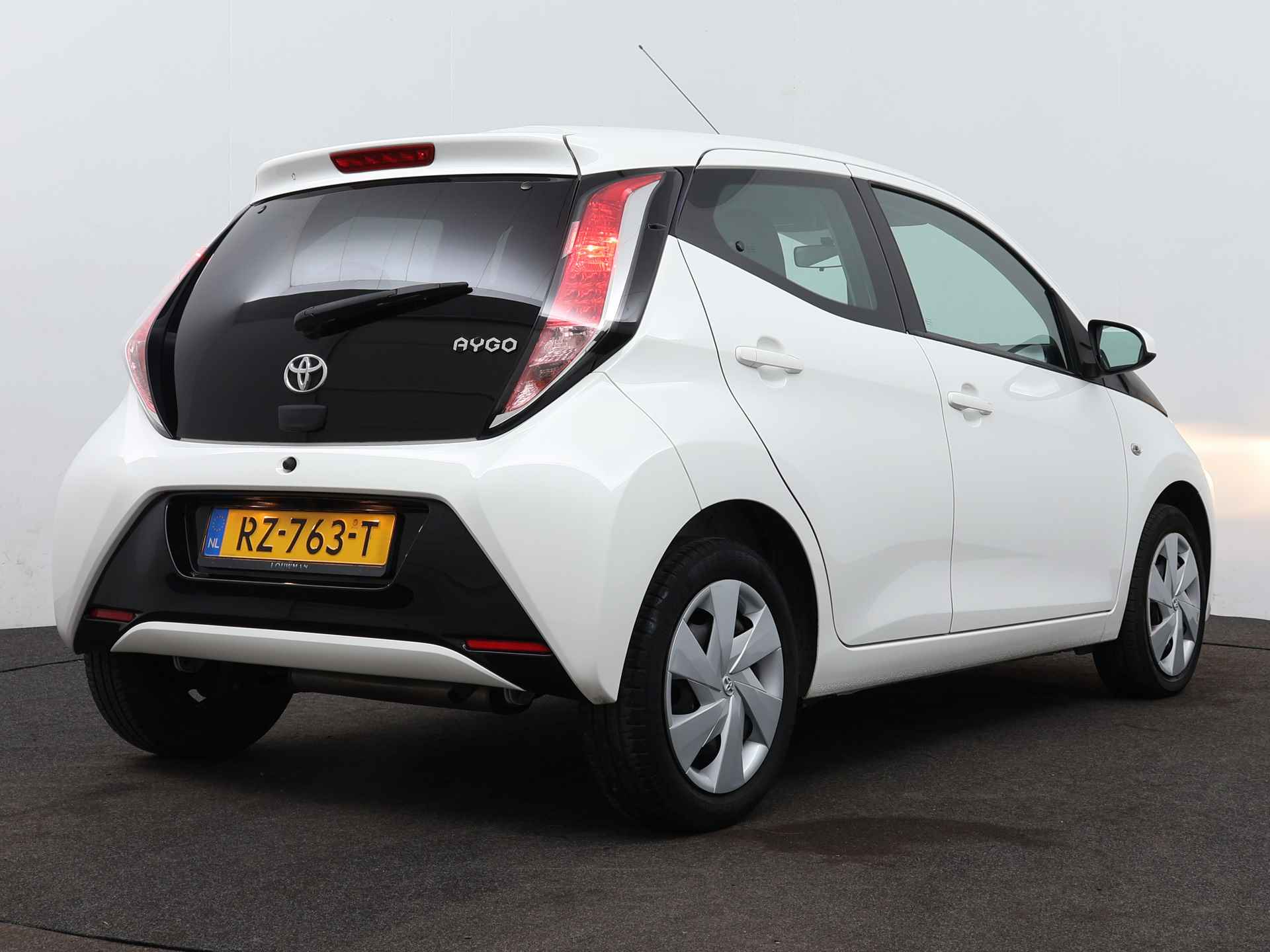 Toyota Aygo 1.0 VVT-i x-play | Airco | Camera | Dealeronderhouden | Automaat | - 3/37