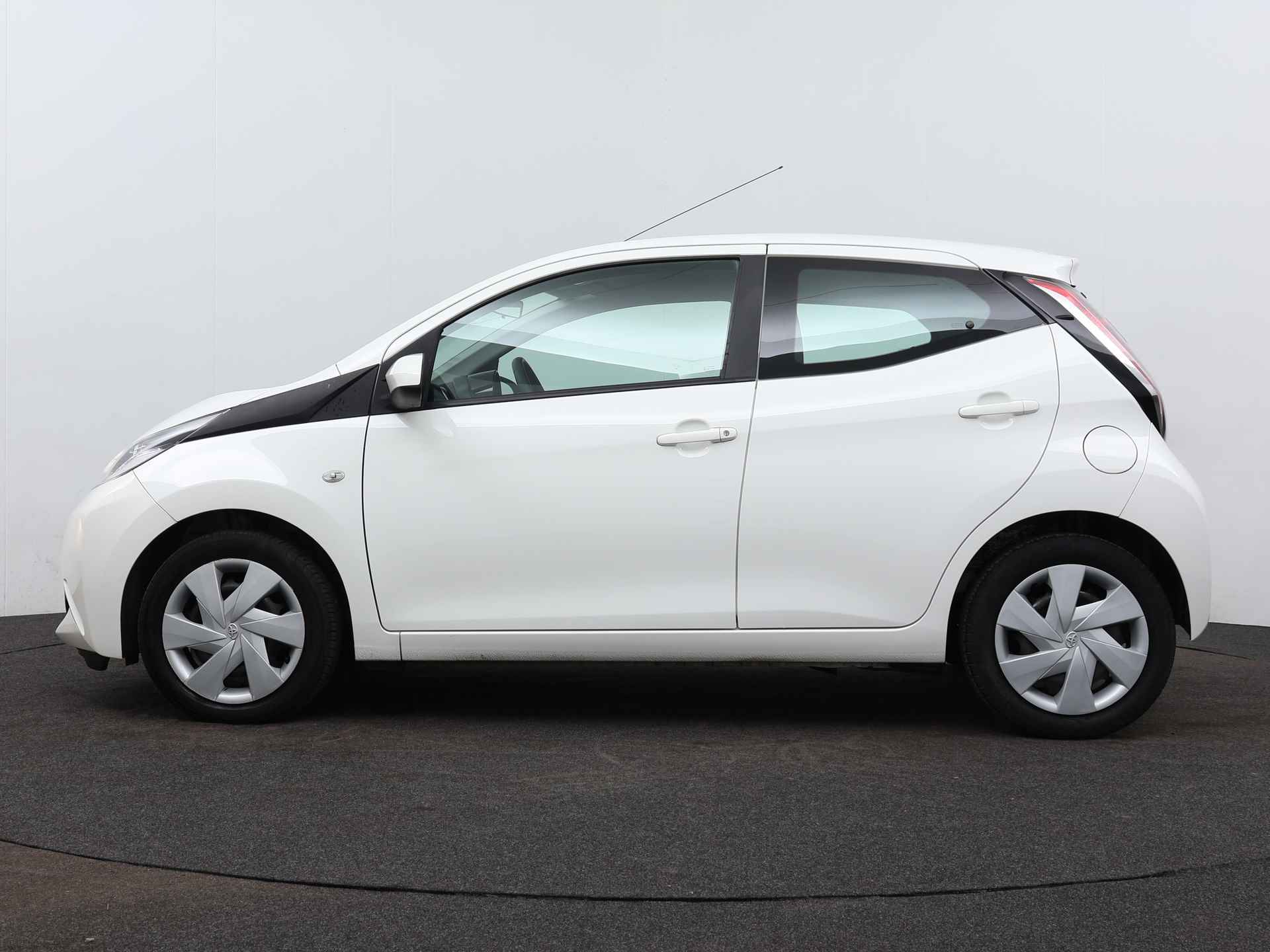 Toyota Aygo 1.0 VVT-i x-play | Airco | Camera | Dealeronderhouden | Automaat | - 4/37