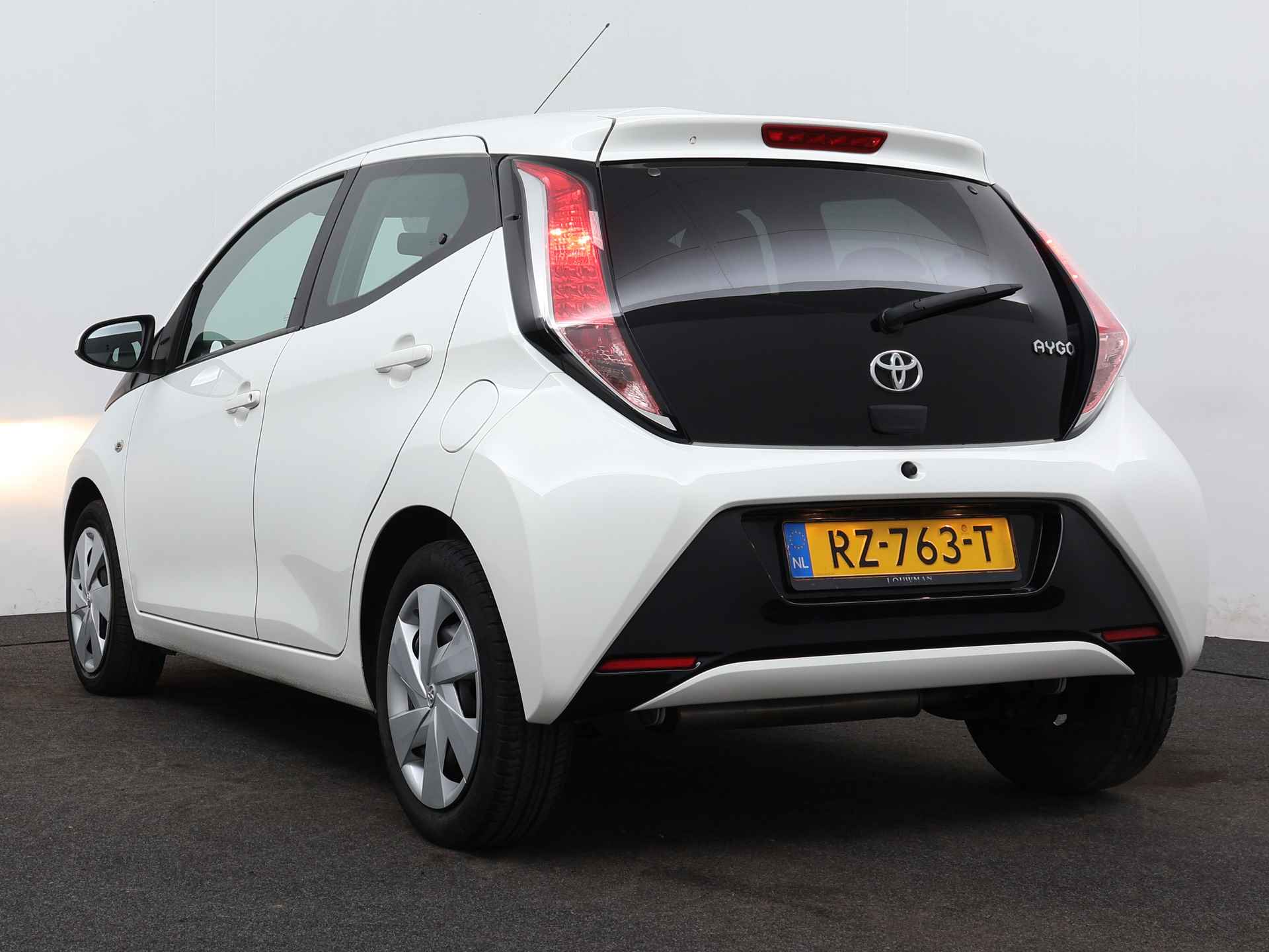 Toyota Aygo 1.0 VVT-i x-play | Airco | Camera | Dealeronderhouden | Automaat | - 15/37