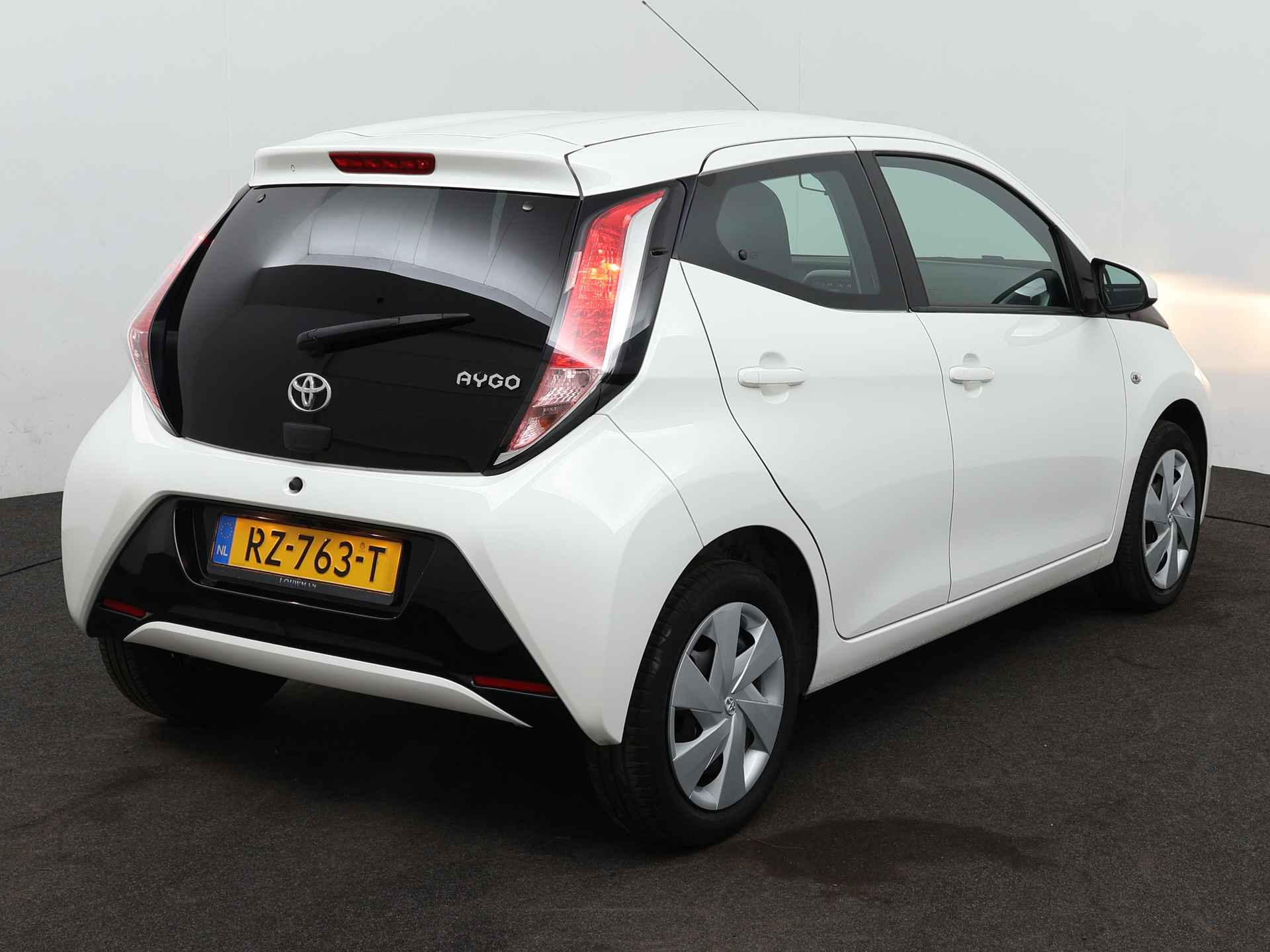 Toyota Aygo 1.0 VVT-i x-play | Airco | Camera | Dealeronderhouden | Automaat | - 16/37