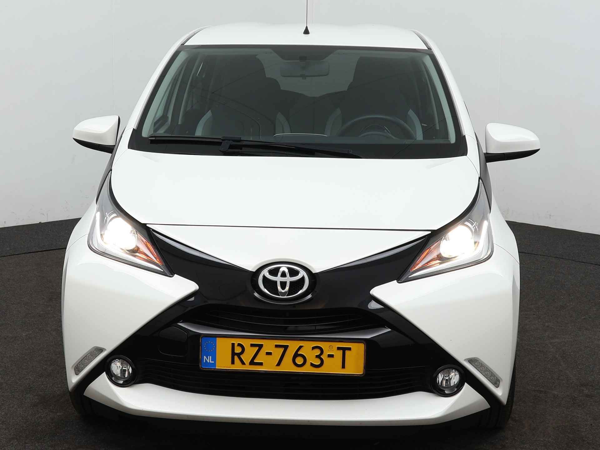 Toyota Aygo 1.0 VVT-i x-play | Airco | Camera | Dealeronderhouden | Automaat | - 25/37