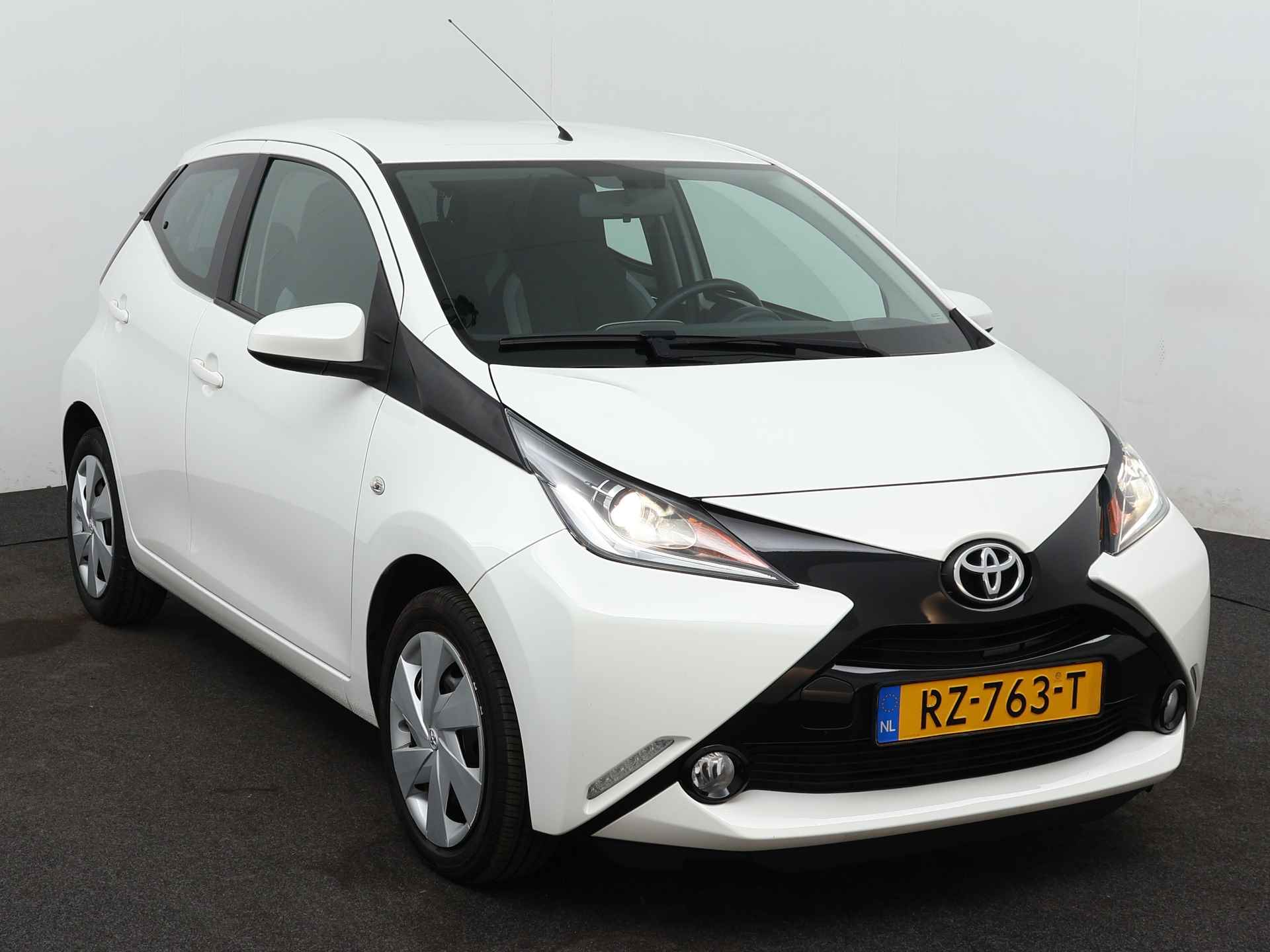 Toyota Aygo 1.0 VVT-i x-play | Airco | Camera | Dealeronderhouden | Automaat | - 26/37