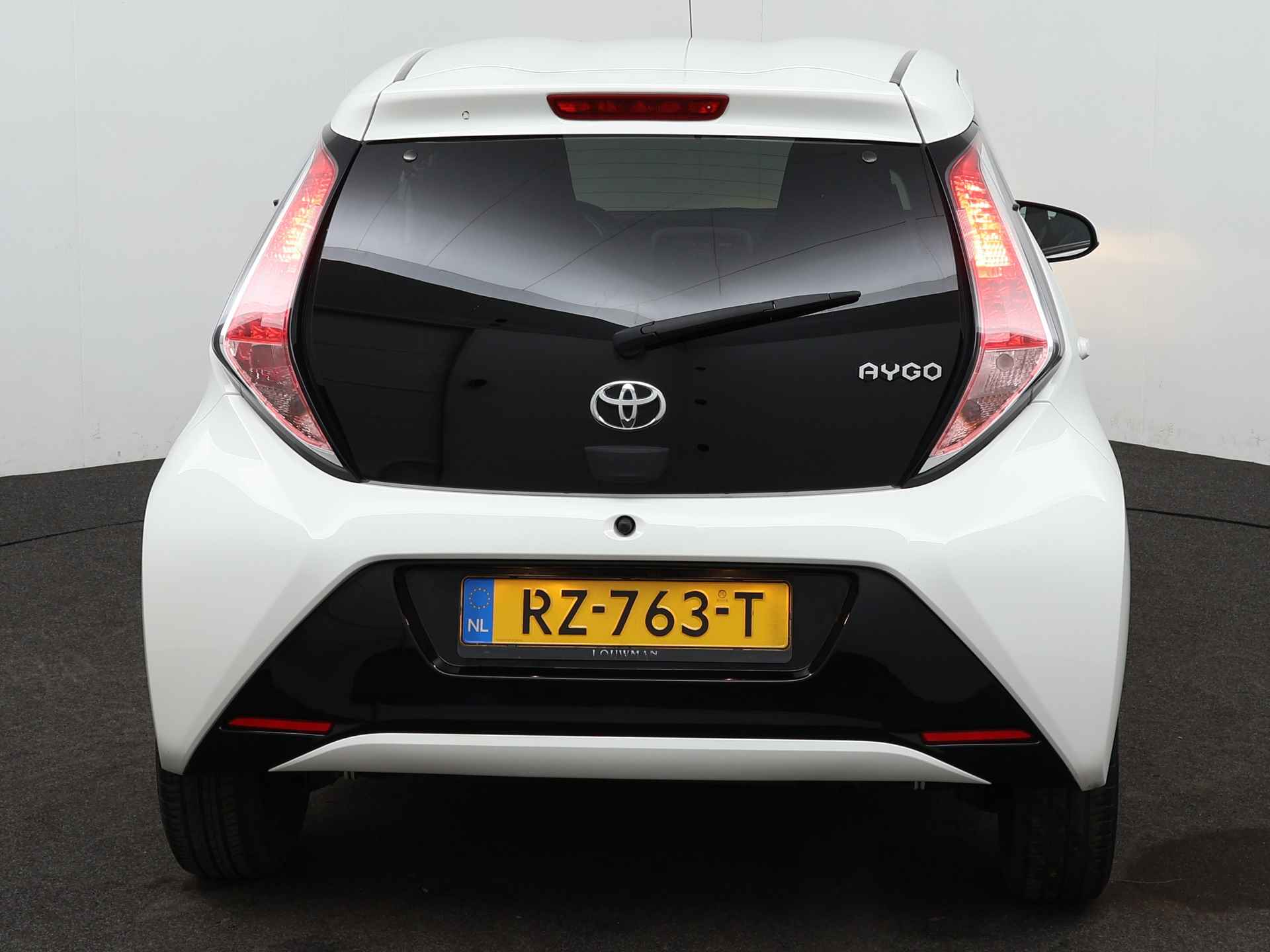 Toyota Aygo 1.0 VVT-i x-play | Airco | Camera | Dealeronderhouden | Automaat | - 27/37