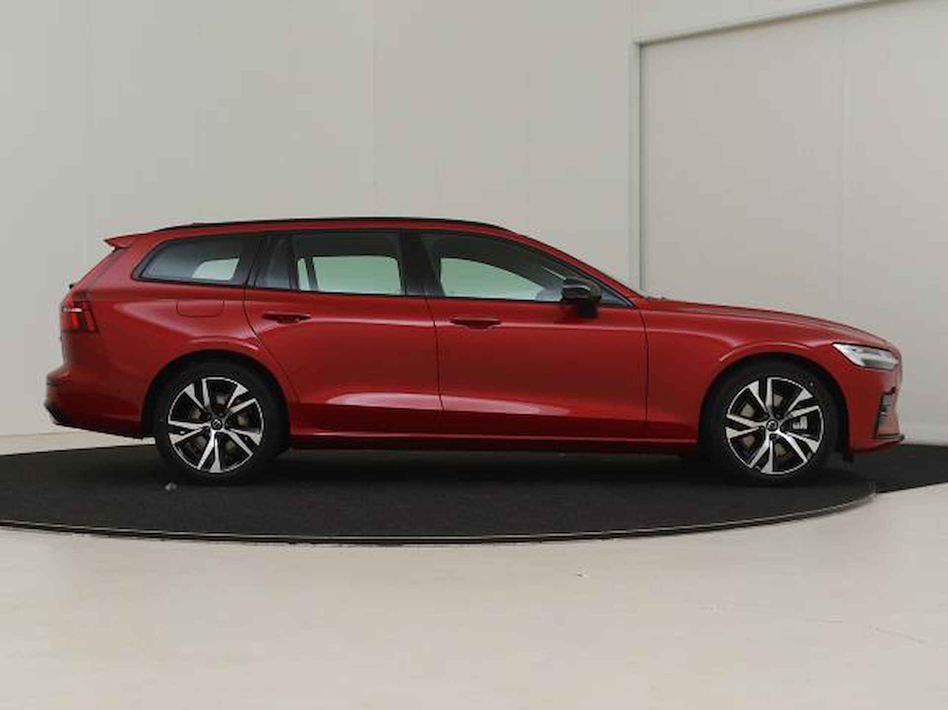 Volvo V60 B4 200PK Plus Dark | Trekhaak | 360º view | HK Audio | Contourstoelen | Adapt LED | Parkeerverw - 2/15