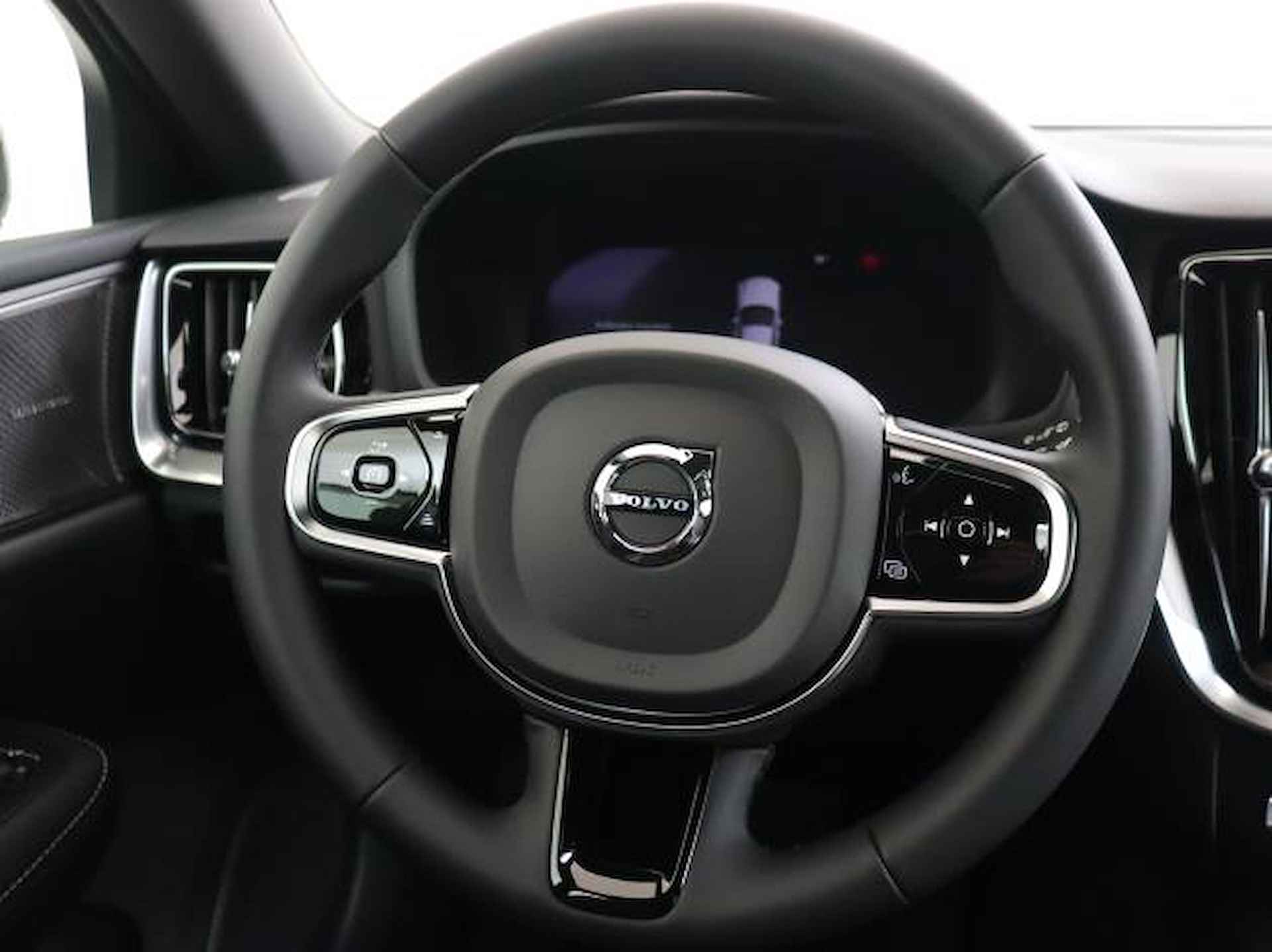 Volvo V60 B4 200PK Plus Dark | Trekhaak | 360º view | HK Audio | Contourstoelen | Adapt LED | Parkeerverw - 14/15