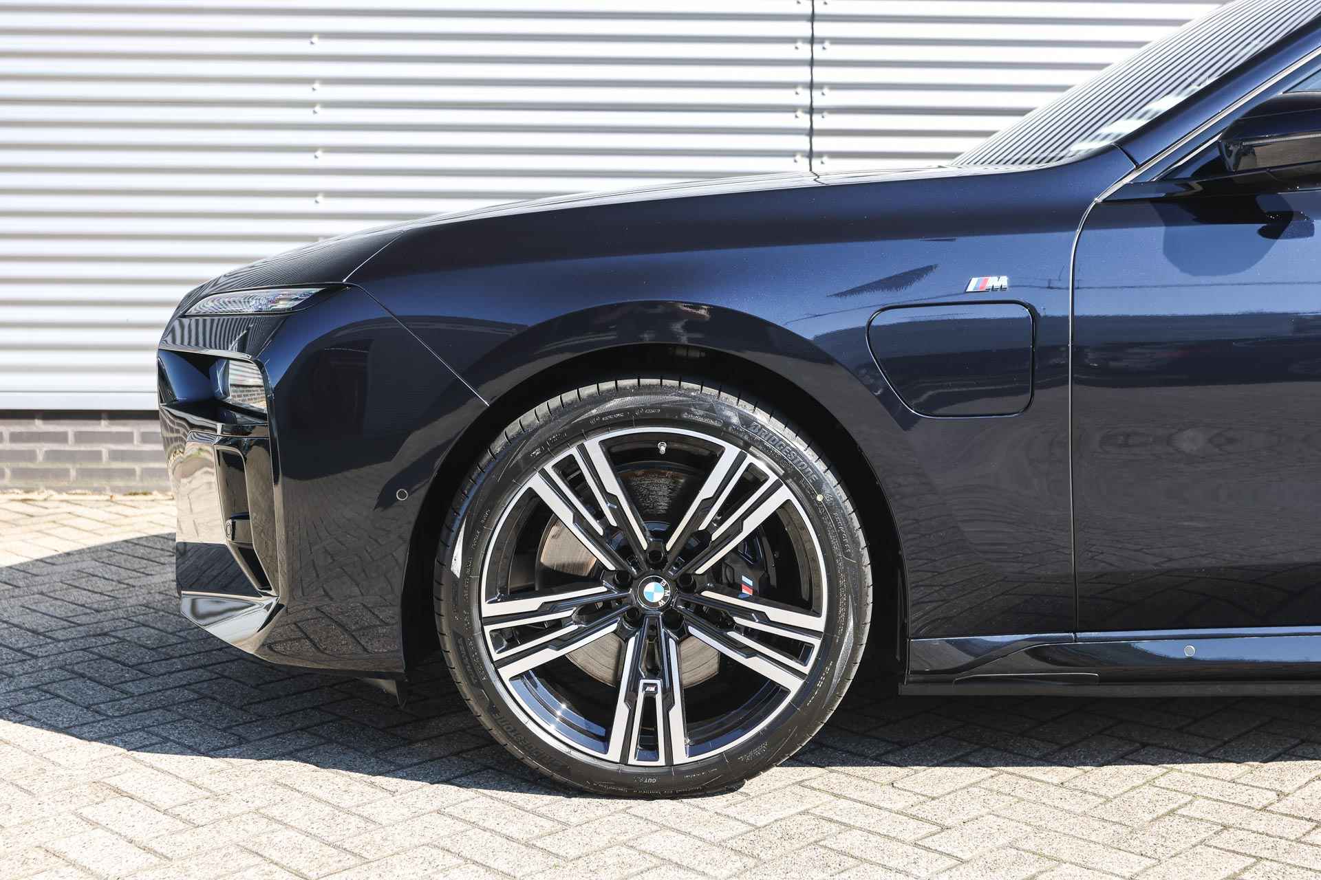 BMW 7 Serie 750e xDrive High Executive M Sport Automaat / Panoramadak Sky Lounge / Trekhaak / Integral Active Steering / Bowers & Wilkins / Live Cockpit Professional / Parking Assistant Professional / Stoelventilatie - 5/44