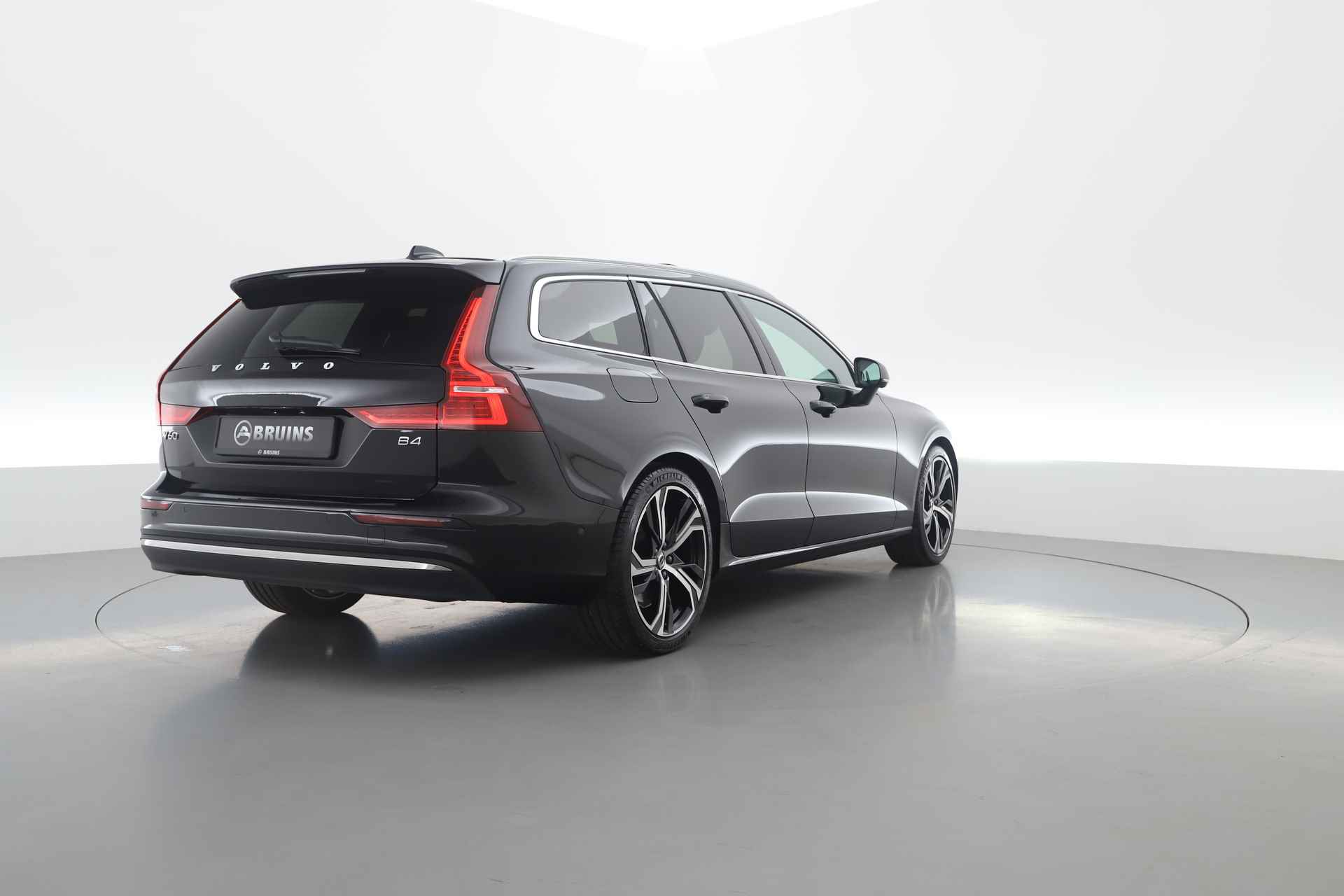 Volvo V60 2.0 B4 Plus Bright | Pano-dak | H&K audio | Trekhaak | - 2/37