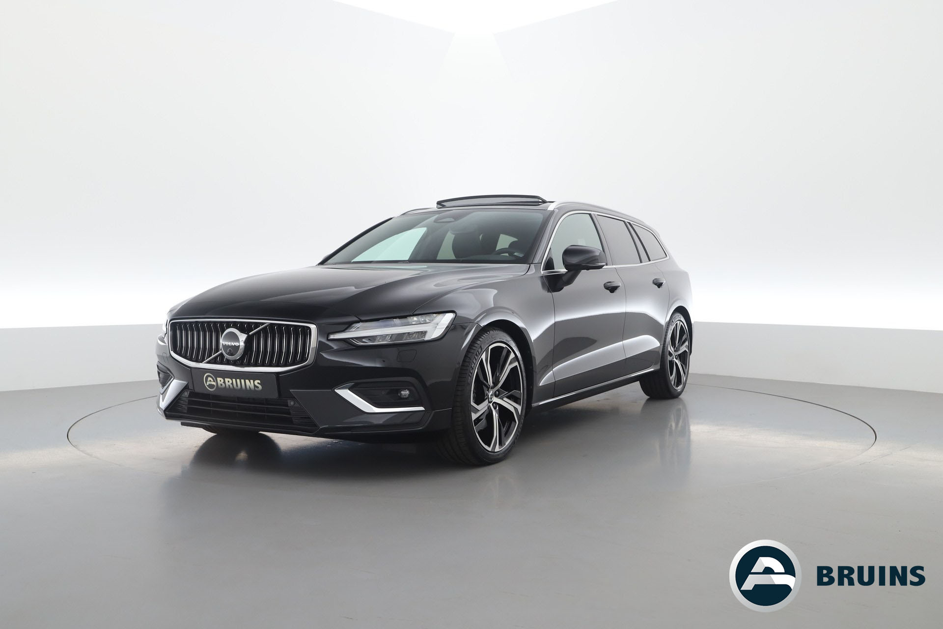 Volvo V60 2.0 B4 Plus Bright | Pano-dak | H&K audio | Trekhaak |