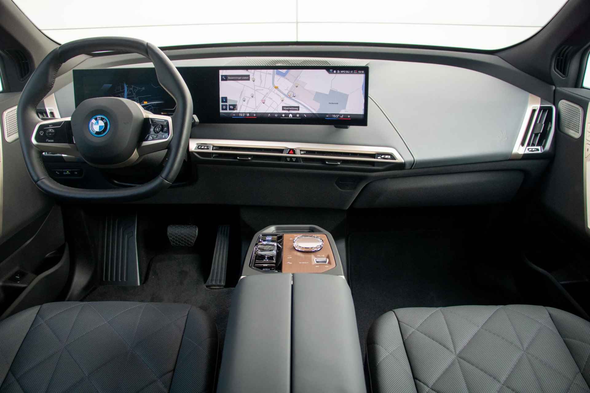 BMW iX xDrive50 Bowers & Wilkins | Driving Assistant Professional - 4/36