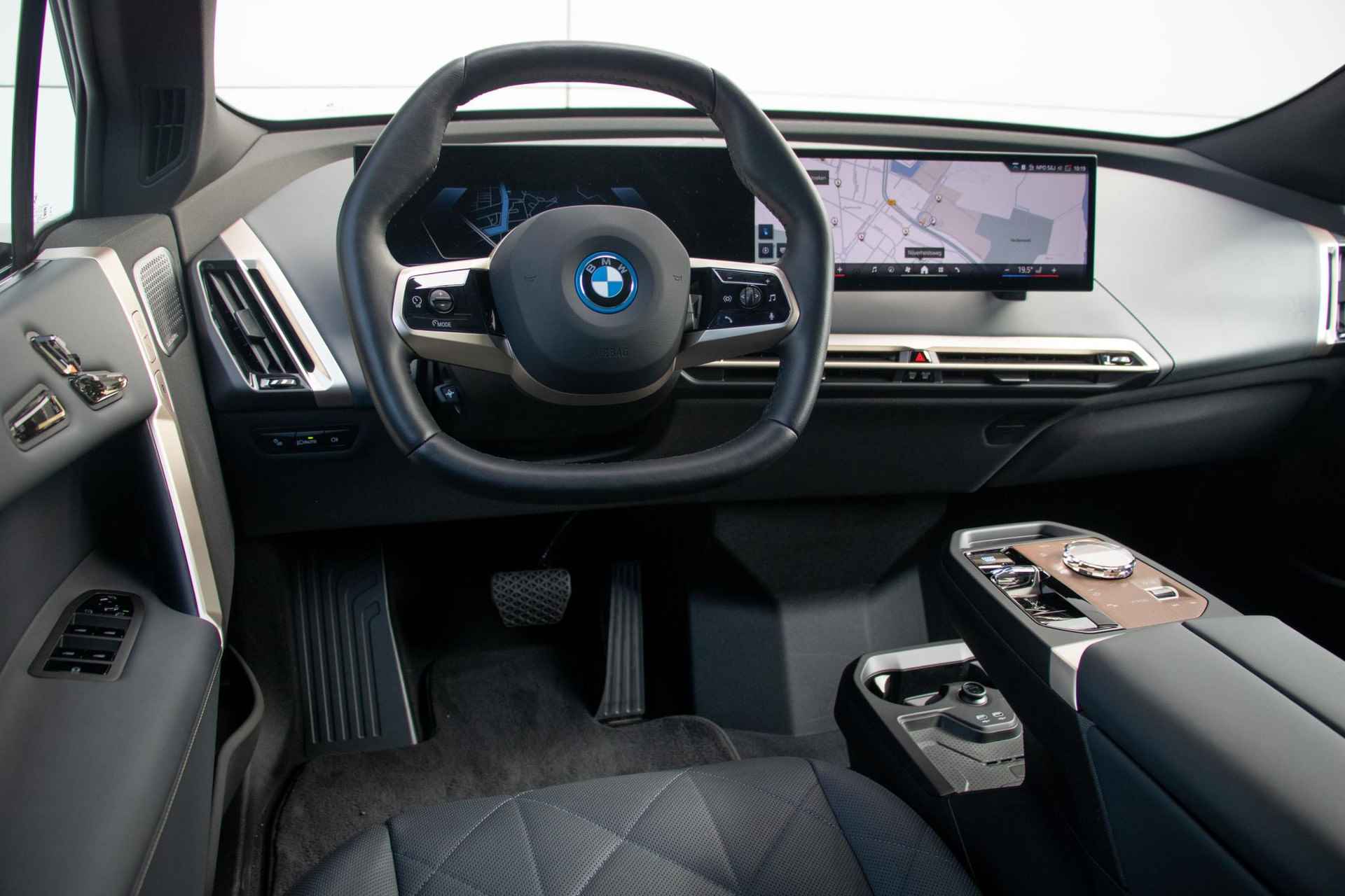 BMW iX xDrive50 Bowers & Wilkins | Driving Assistant Professional - 11/36