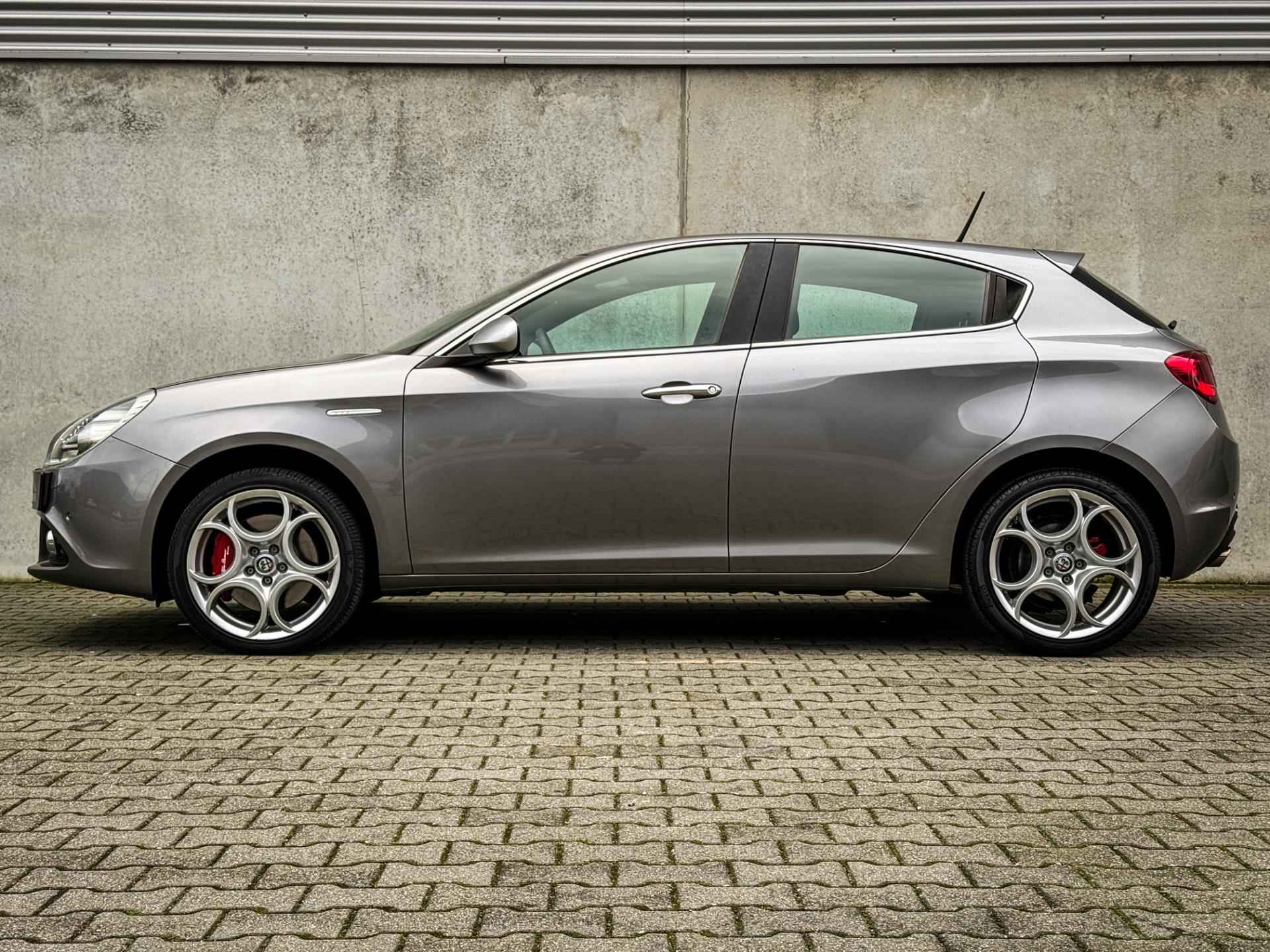 Alfa Romeo Giulietta 1.4 Turbo | Panorama dak | Navigatie | Clima | Cruise | Metalic | Stoelverw. | Trekhaak afn. | - 9/45