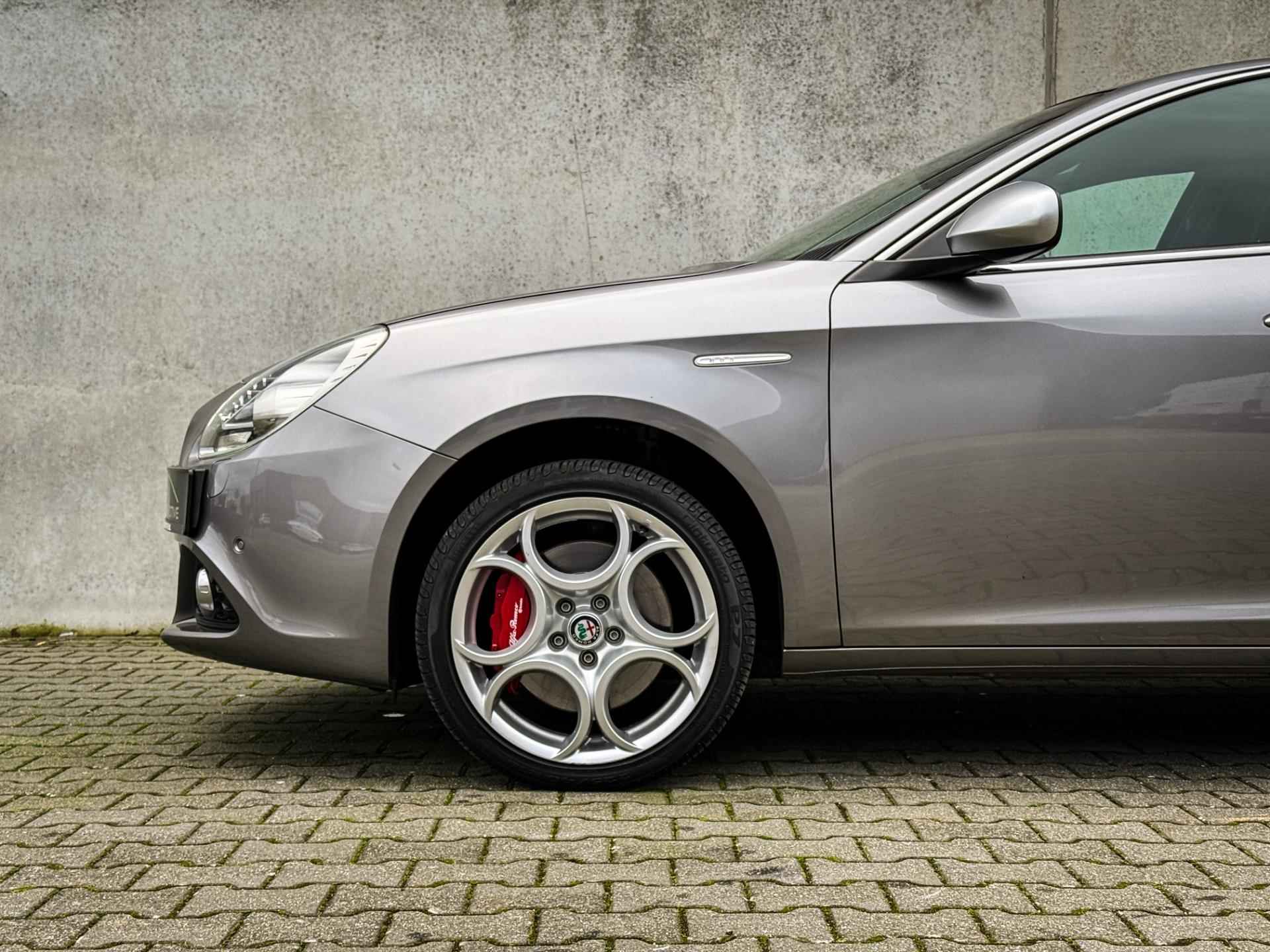 Alfa Romeo Giulietta 1.4 Turbo | Panorama dak | Navigatie | Clima | Cruise | Metalic | Stoelverw. | Trekhaak afn. | - 10/45