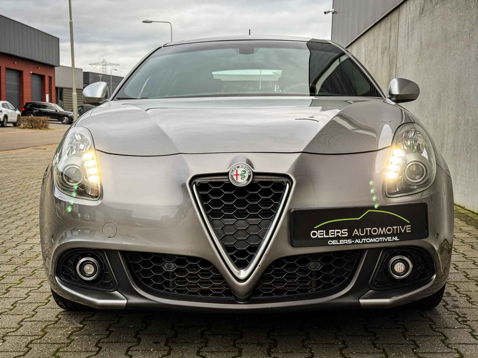 Alfa Romeo Giulietta 1.4 Turbo | Panorama dak | Navigatie | Clima | Cruise | Metalic | Stoelverw. | Trekhaak afn. | - 16/45