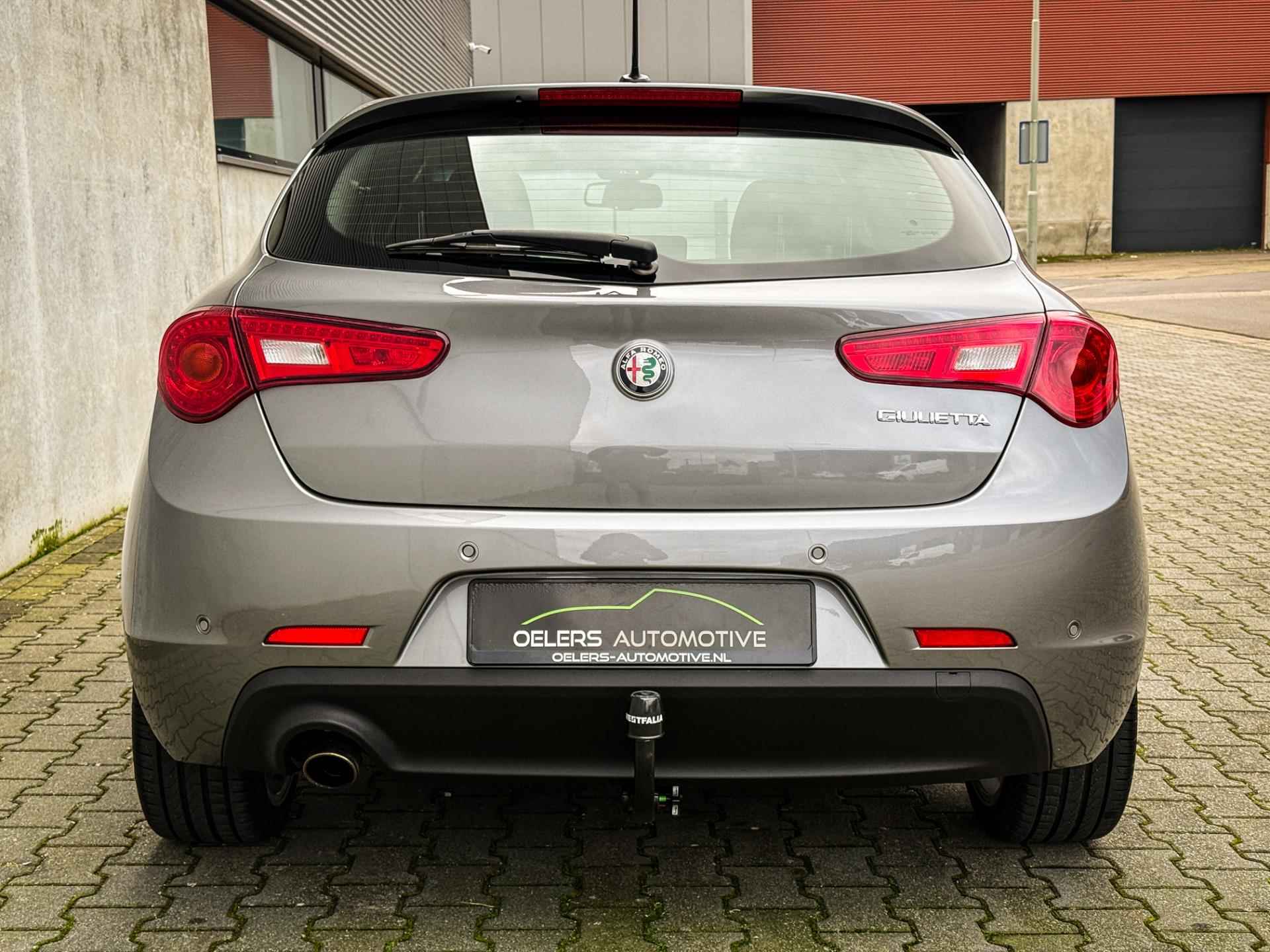 Alfa Romeo Giulietta 1.4 Turbo | Panorama dak | Navigatie | Clima | Cruise | Metalic | Stoelverw. | Trekhaak afn. | - 17/45