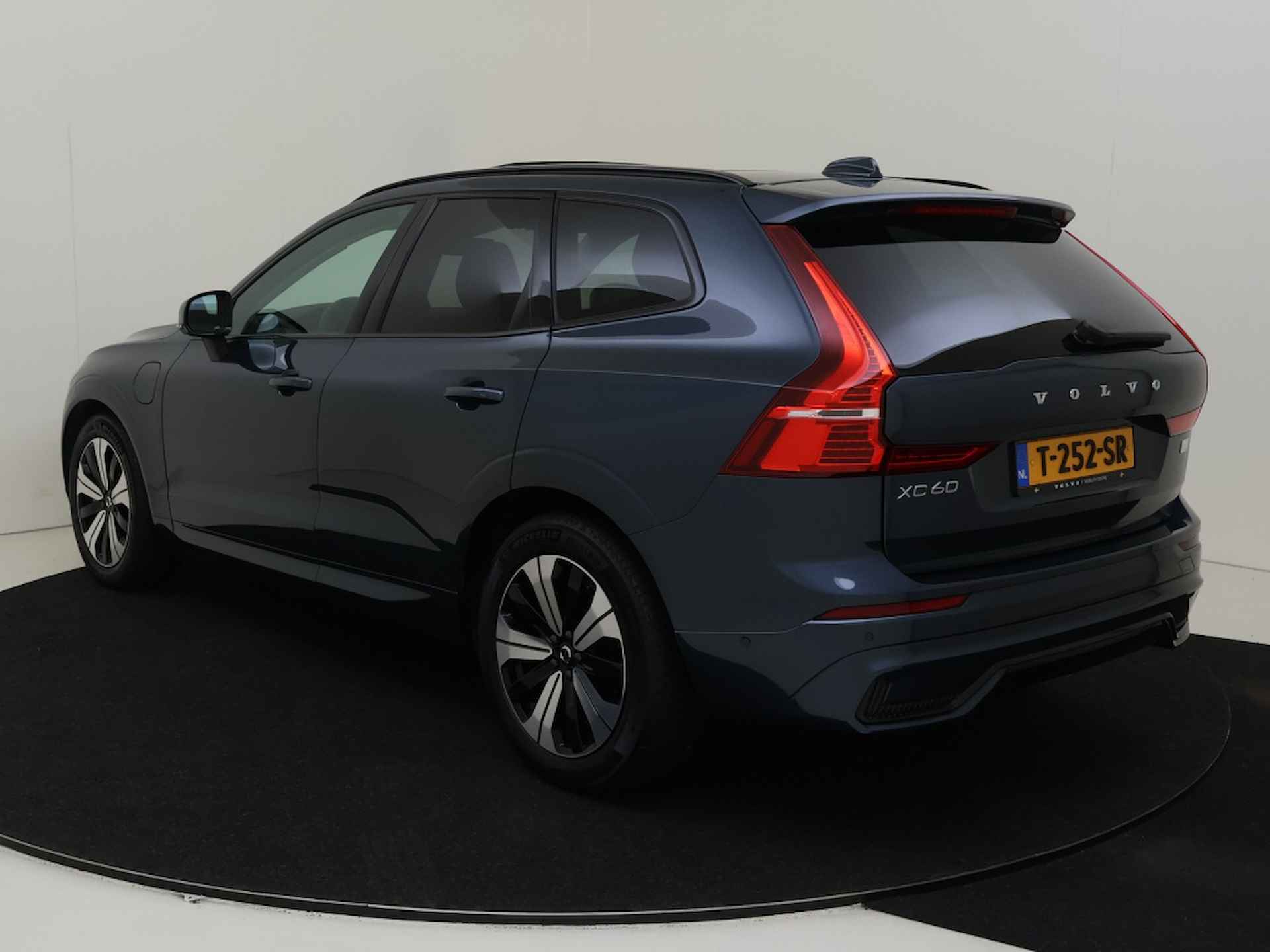 Volvo XC60 2.0 T8 AWD Ultimate Dark | 360-Camera | Luchtvering | Trekhaak - 4/36