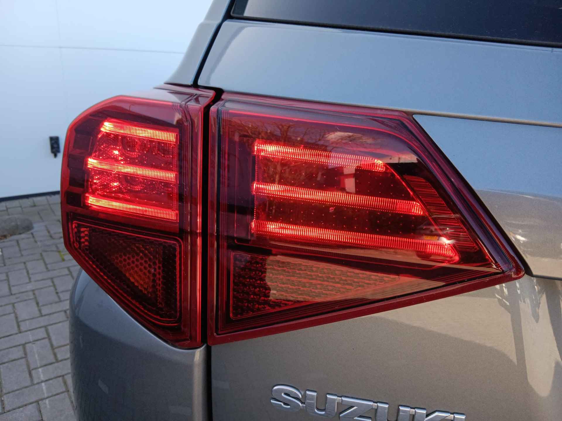 Suzuki Vitara 1.4 Boosterjet Select Smart Hybrid Trekhaak / Climate Control / Navigatie / Lichtmetalen Velgen / Parkeersensoren + Camera / Privacy Glass / LED / Apple Carplay - 35/51