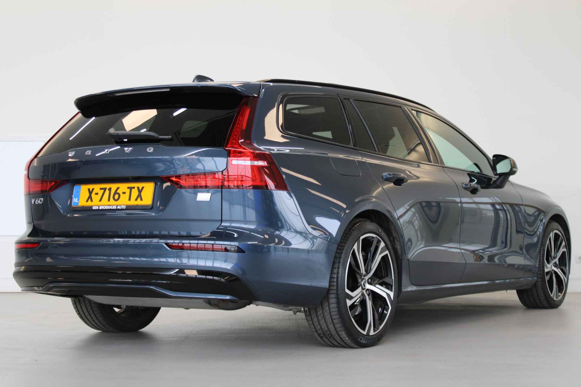 Volvo V60 T6 350PK AWD Plus Dark | Contourstoelen | Panoramadak | 19'' | Getint Glas | Achterb verw - 3/57