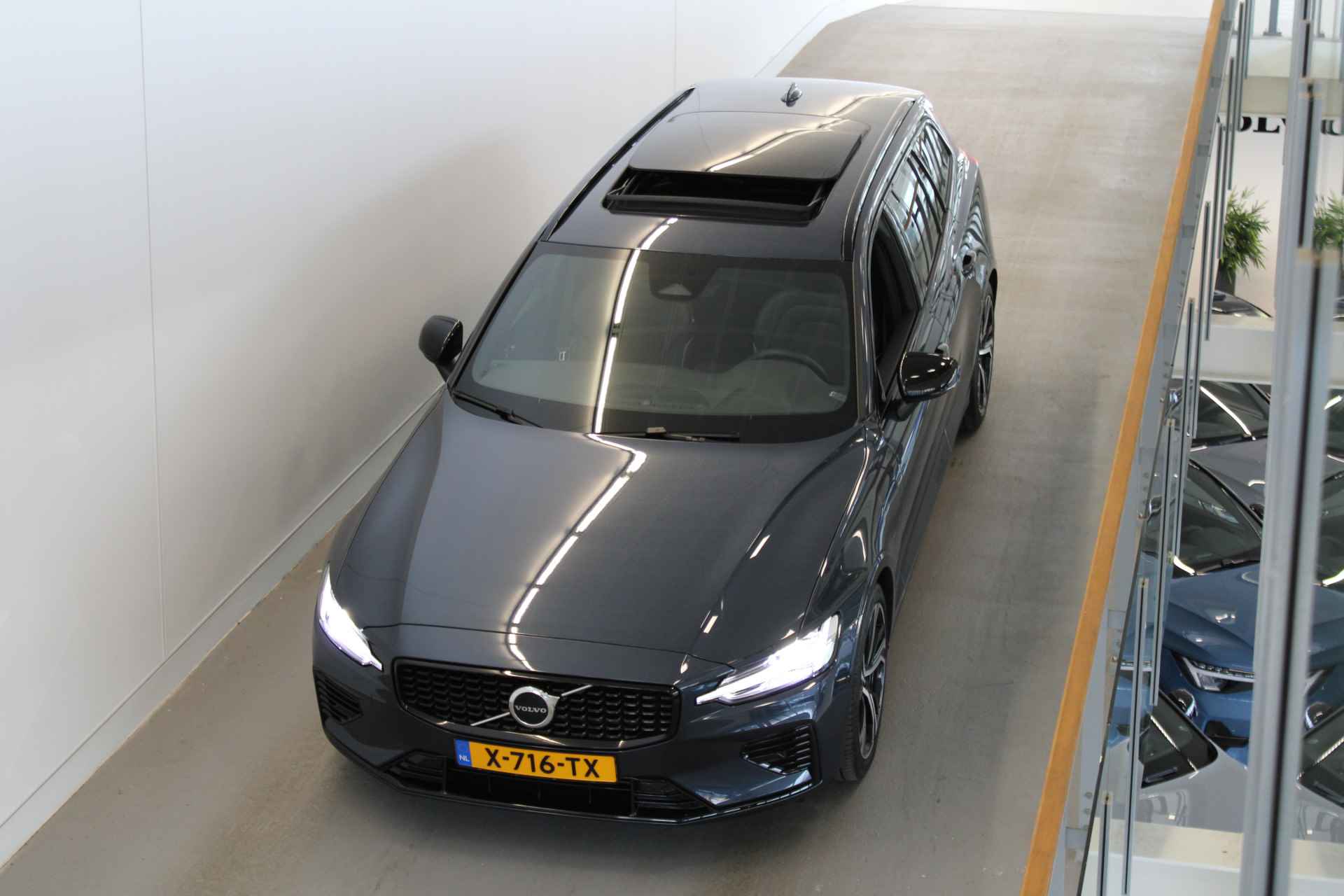 Volvo V60 T6 350PK AWD Plus Dark | Contourstoelen | Panoramadak | 19'' | Getint Glas | Achterb verw - 25/57