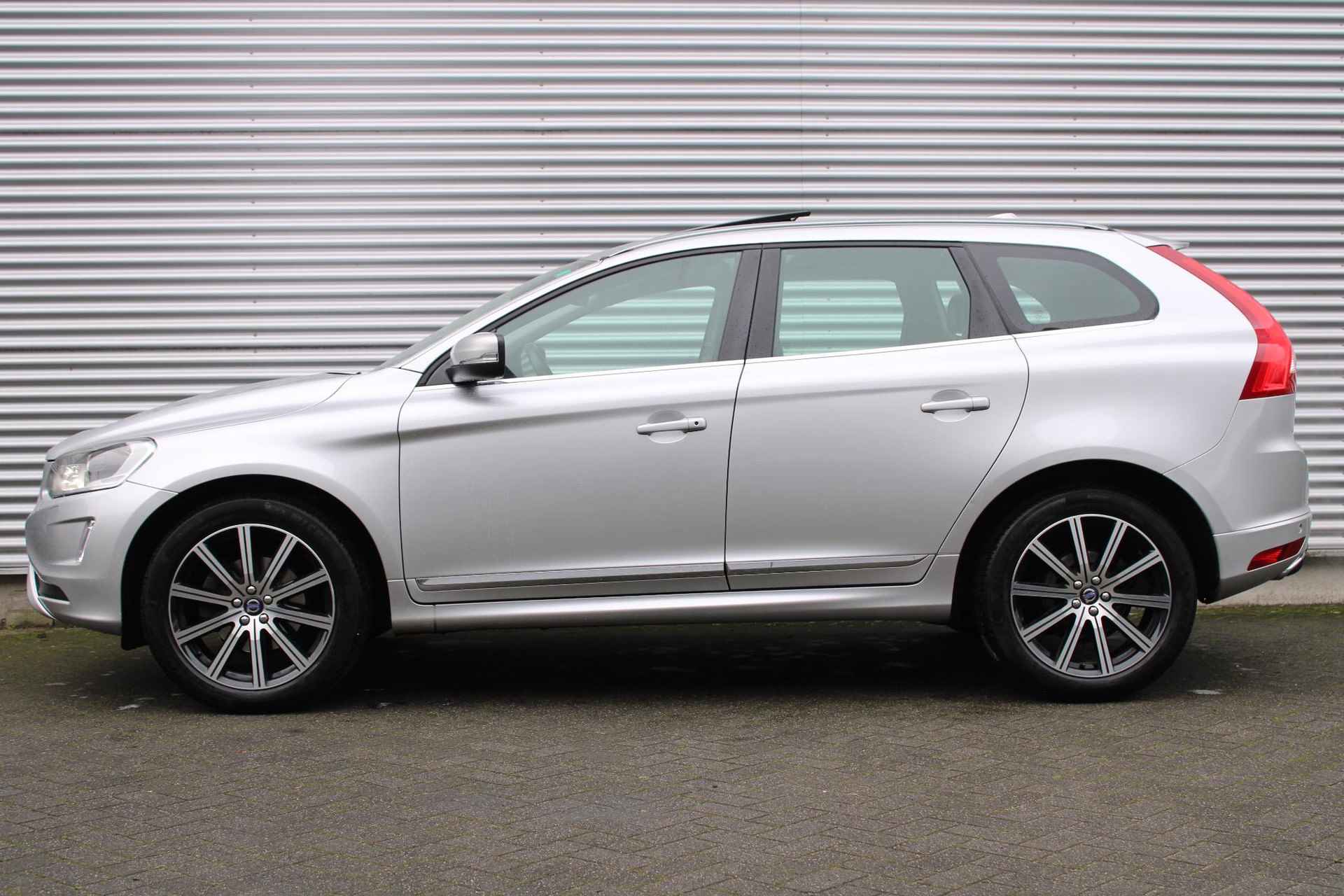 Volvo XC60 2.0 T5 FWD Geartronic Summum, | Panoramadak | Adaptieve Bi-Xenon Koplampen Met Bochtverlichting | Verwarmbare Voorruit | Trekhaak Met Vaste Kogel | Achteruitrijcamera | Elektrisch Verstelbare Bestuurdersstoel Met Memory | Stoelverwarming | Parkeersensoren Achter | Elektrische Achterklep | Lederen Bekleding | 20" Lichtmetalen Velgen | Cruise Control | Full Map Navigatiesysteem | High Performance Audiosysteem | Automatisch Dimmende Binnen- en Buitenspiegels - 9/28