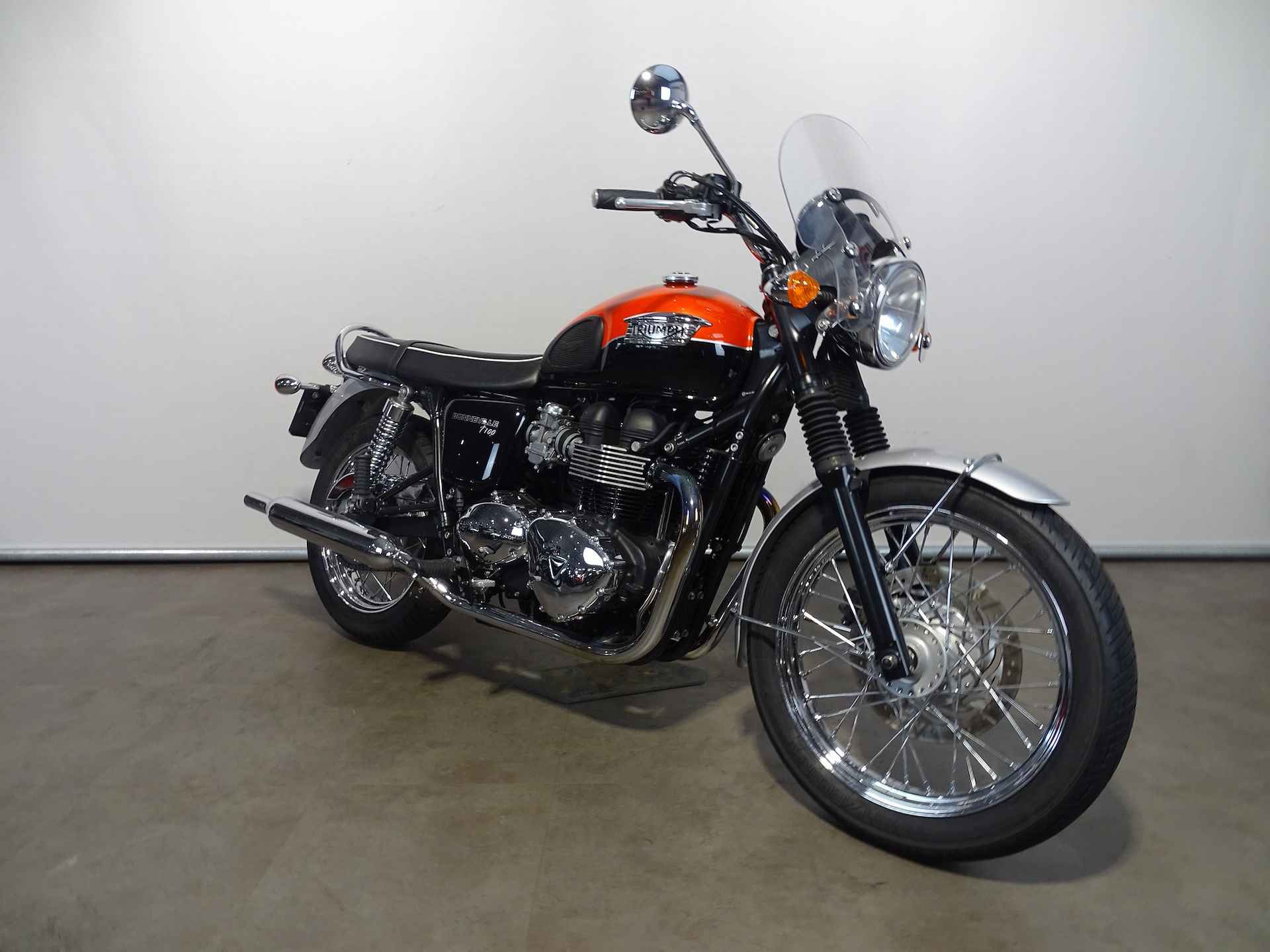 Triumph BONNEVILLE T100 - 8/9