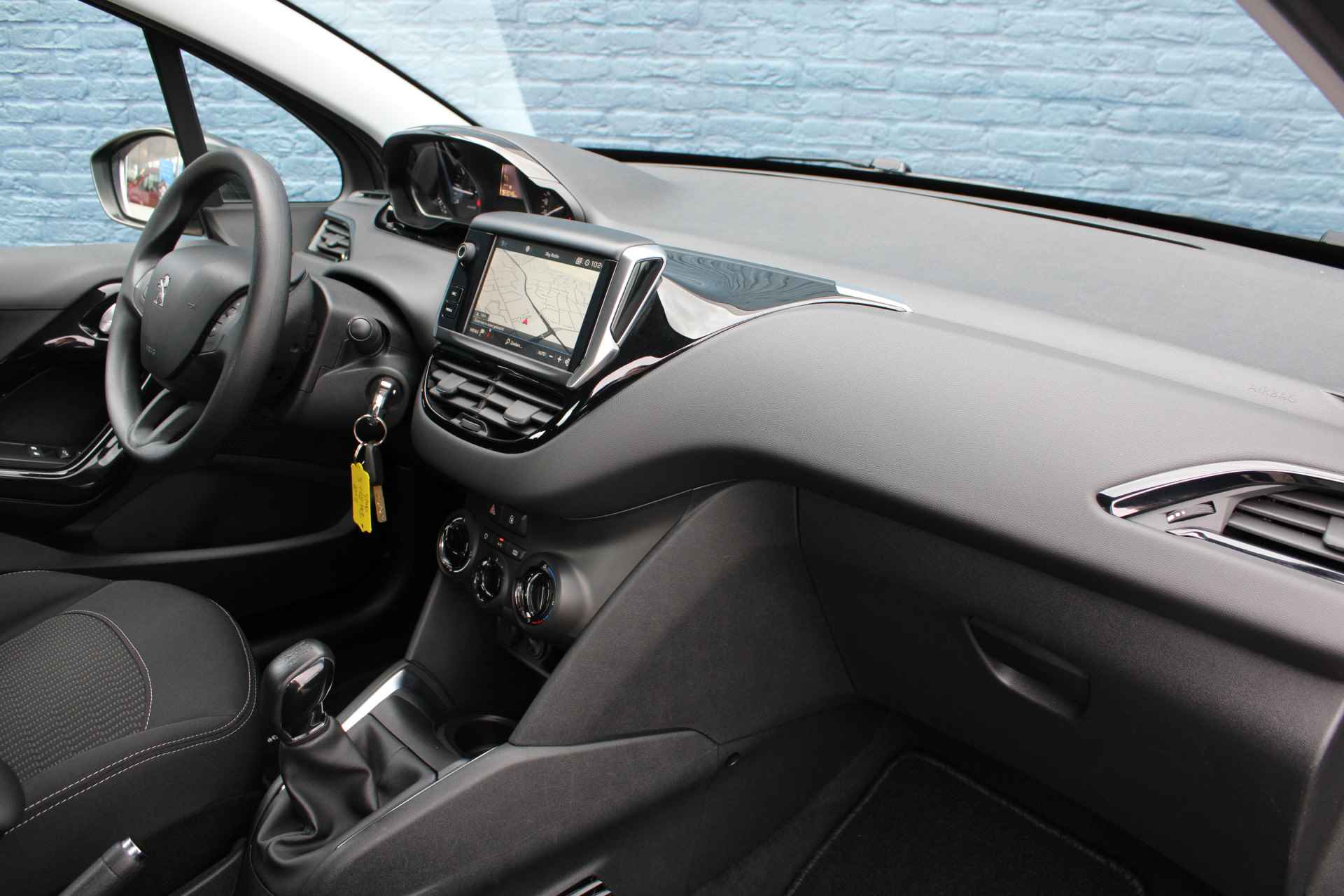 Peugeot 208 5drs 1.2 PureTech Blue Lion | Navigatie | Bluetooth | Parkeersensoren | Trekhaak | - 4/29