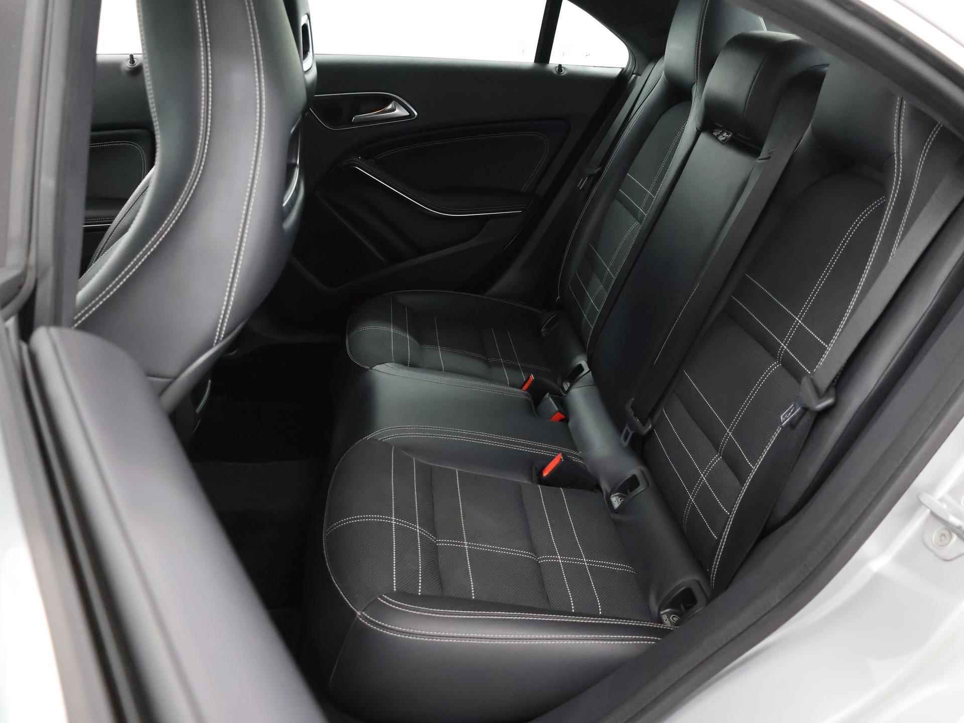 Mercedes-Benz CLA-klasse 180 Ambition | Navigatie | Sportstoelen | Bi-Xenon | Parkeersensoren | Bluetooth | Airco | - 12/34