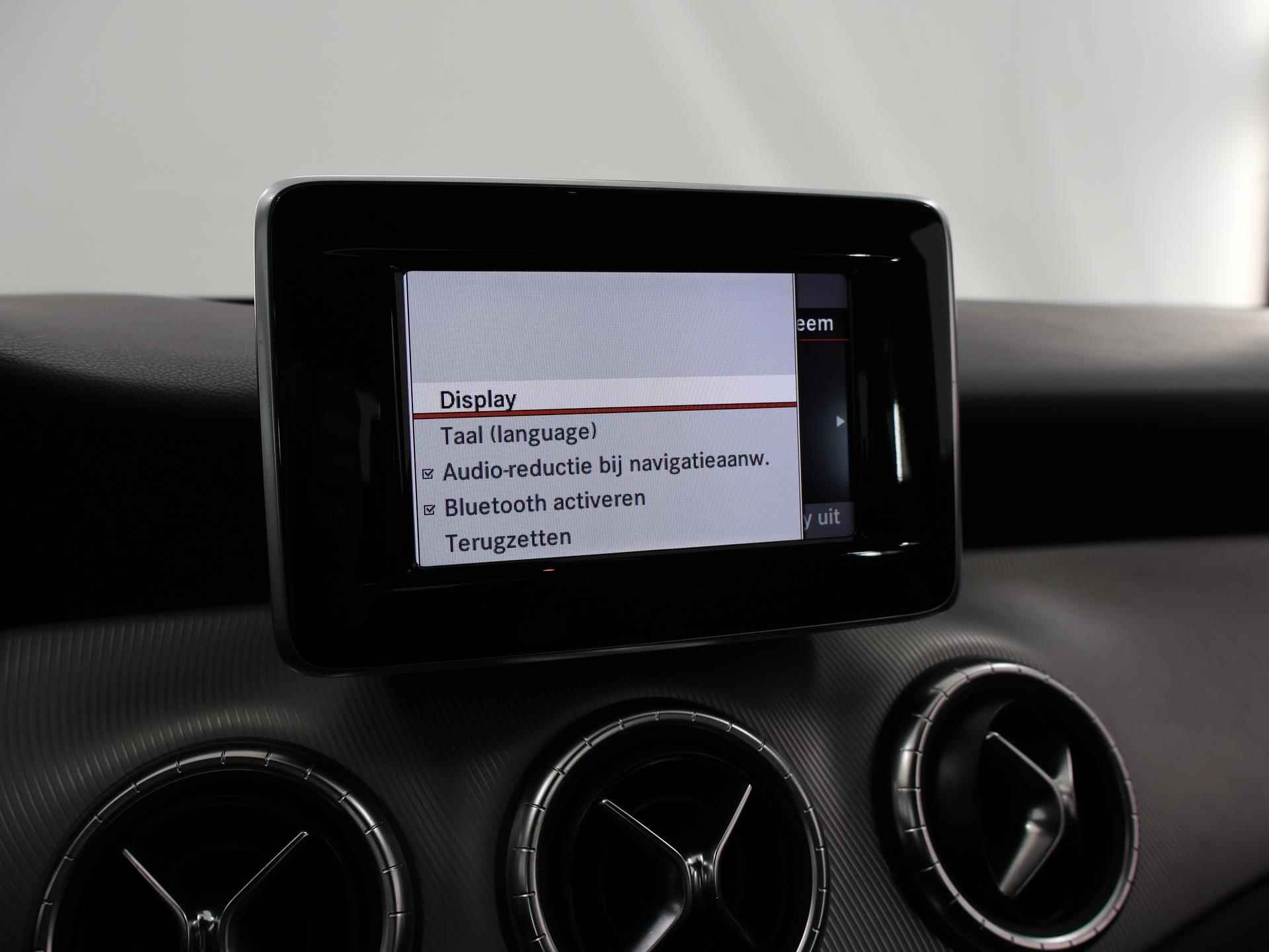 Mercedes-Benz CLA-klasse 180 Ambition | Navigatie | Sportstoelen | Bi-Xenon | Parkeersensoren | Bluetooth | Airco | - 18/34