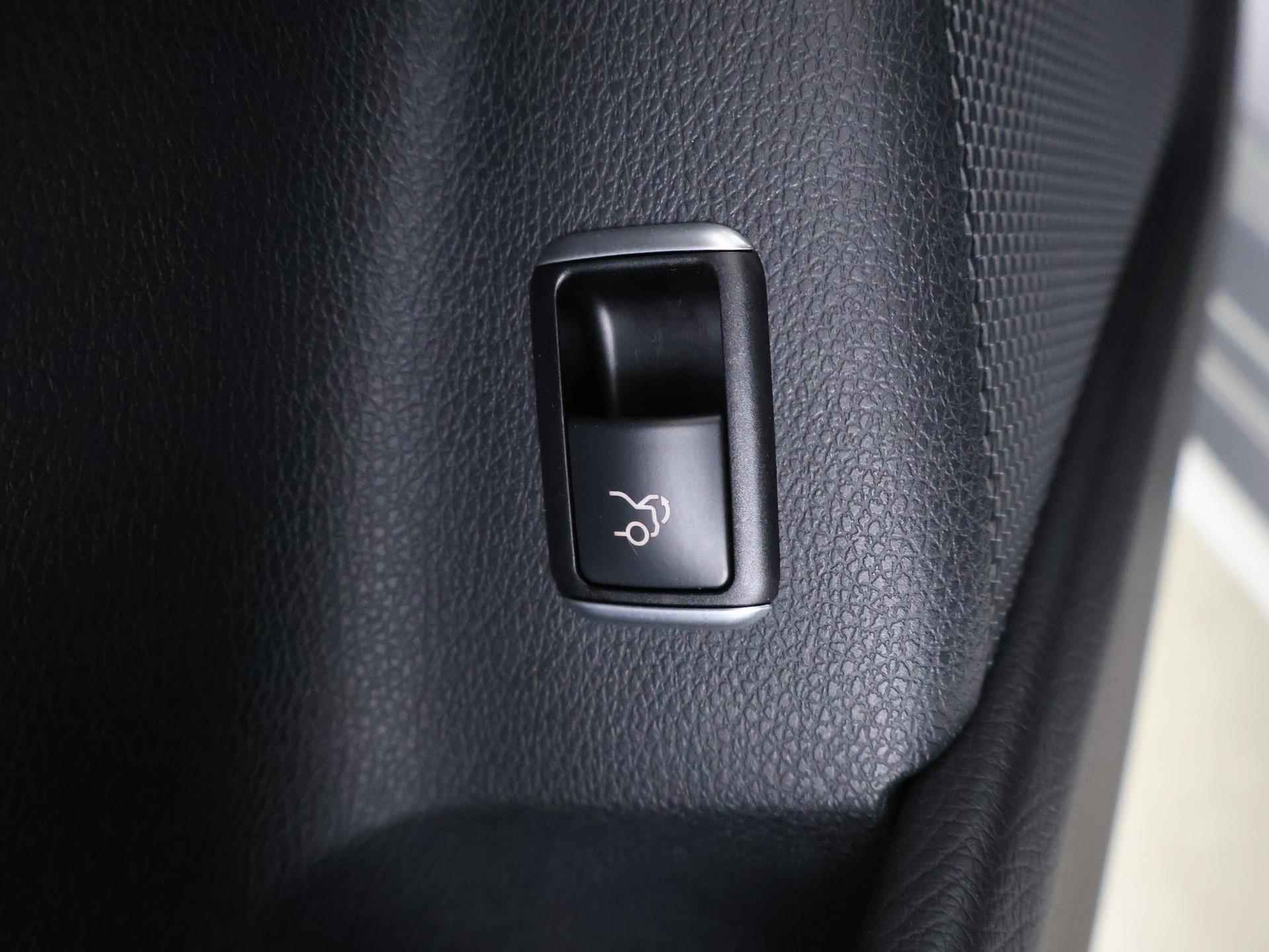 Mercedes-Benz CLA-klasse 180 Ambition | Navigatie | Sportstoelen | Bi-Xenon | Parkeersensoren | Bluetooth | Airco | - 31/34