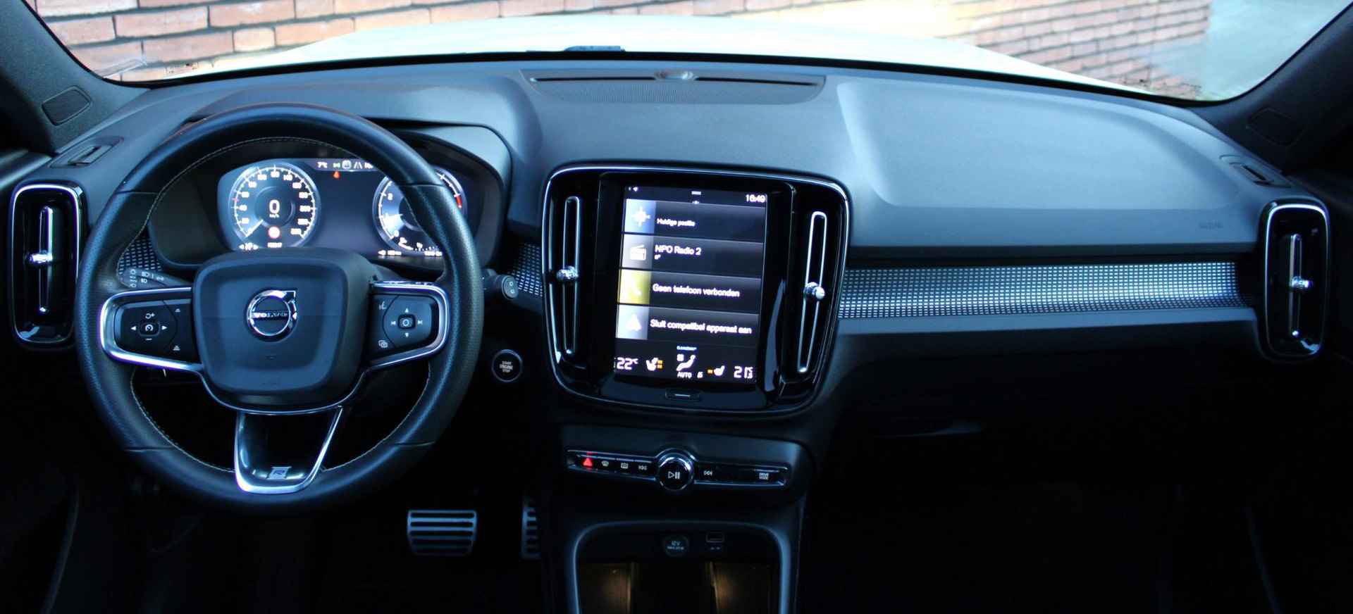 Volvo XC40 T4 AUT8 191PK R-Design | Draadloze Telefoonlader | Navigatiesysteem | Standkachel | Apple Carplay/Android Auto | Verwarmbare Voor- En Achterstoelen | Dodehoekdetectie Met Correctie | Electronic Climate Control | 360 Graden Camera | Panorama Dak | Adaptieve Cruise Control | Getint Glas Achter - 4/21