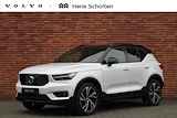 Volvo XC40 T4 AUT8 191PK R-Design | Draadloze Telefoonlader | Navigatiesysteem | Standkachel | Apple Carplay/Android Auto | Verwarmbare Voor- En Achterstoelen | Dodehoekdetectie Met Correctie | Electronic Climate Control | 360 Graden Camera | Panorama Dak | Adaptieve Cruise Control | Getint Glas Achter