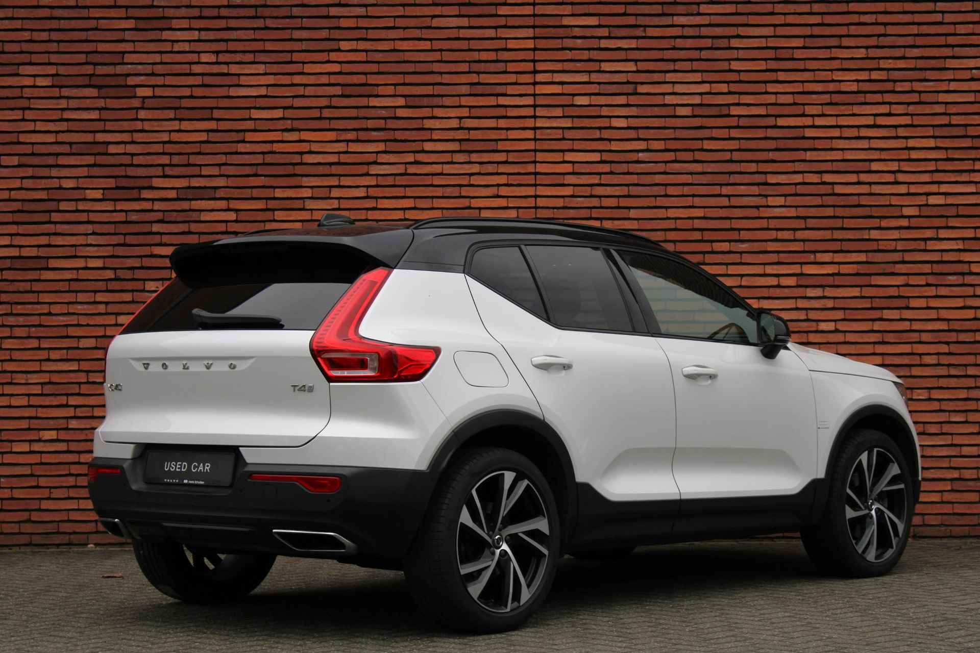 Volvo XC40 T4 AUT8 191PK R-Design | Draadloze Telefoonlader | Navigatiesysteem | Standkachel | Apple Carplay/Android Auto | Verwarmbare Voor- En Achterstoelen | Dodehoekdetectie Met Correctie | Electronic Climate Control | 360 Graden Camera | Panorama Dak | Adaptieve Cruise Control | Getint Glas Achter - 2/21