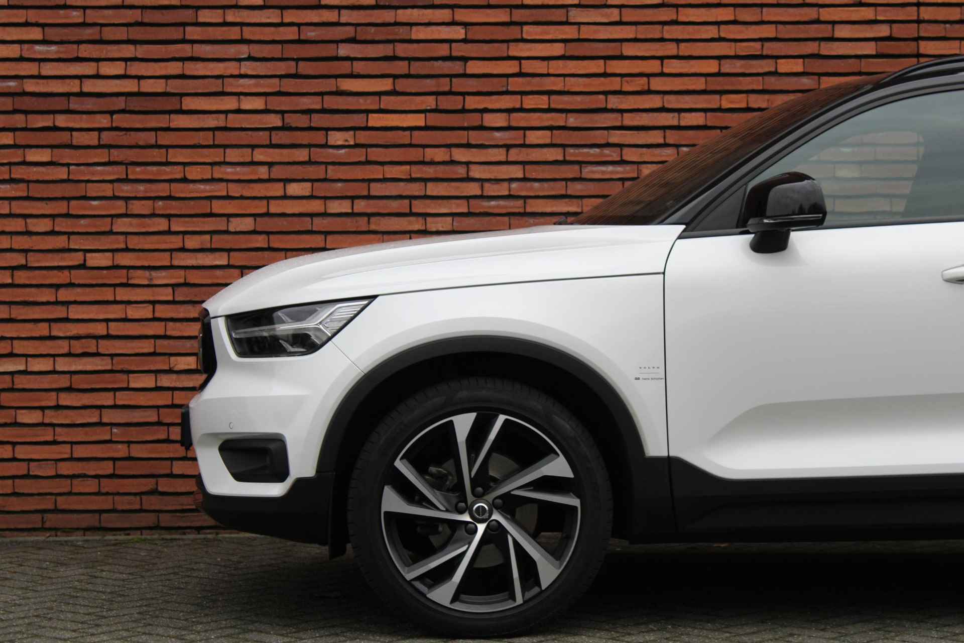 Volvo XC40 T4 AUT8 191PK R-Design | Draadloze Telefoonlader | Navigatiesysteem | Standkachel | Apple Carplay/Android Auto | Verwarmbare Voor- En Achterstoelen | Dodehoekdetectie Met Correctie | Electronic Climate Control | 360 Graden Camera | Panorama Dak | Adaptieve Cruise Control | Getint Glas Achter - 8/21