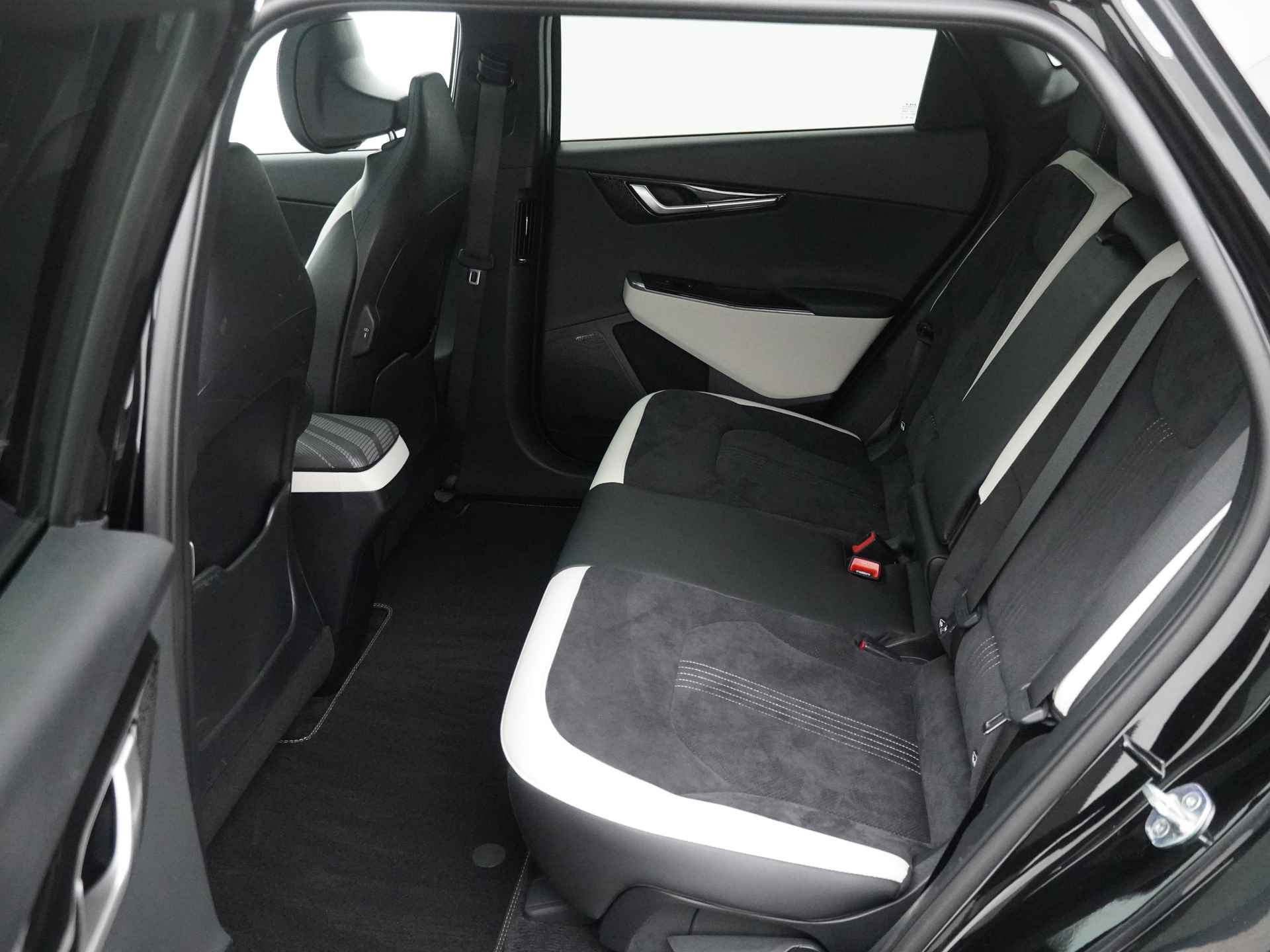 Kia Ev6 GT-Line 77 kWh AWD 325PK - Navigatie - Stoel/Stuur Verwarming - Apple/Android Carplay - Climate Control - Adaptieve Cruise Control - Fabrieksgarantie tot 11-2028 - 34/52