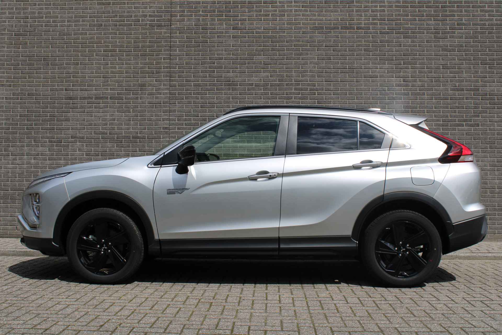 Mitsubishi Eclipse Cross 2.4 PHEV Black Edition Cruise/Climate control, Navigatie, Apple carplay/Android auto, 18" LM velgen, Camera, € 8.700, - korting. Trekgewicht 1.500 kg! - 3/36