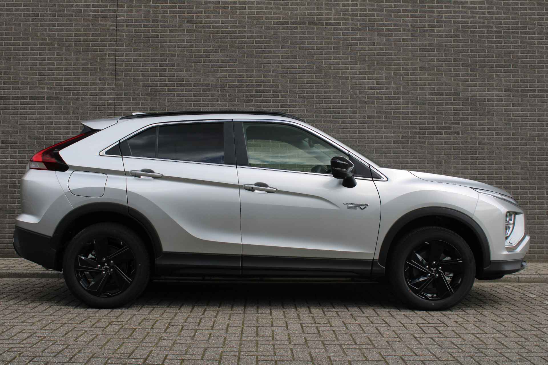 Mitsubishi Eclipse Cross 2.4 PHEV Black Edition Cruise/Climate control, Navigatie, Apple carplay/Android auto, 18" LM velgen, Camera, € 8.700, - korting. Trekgewicht 1.500 kg! - 4/36