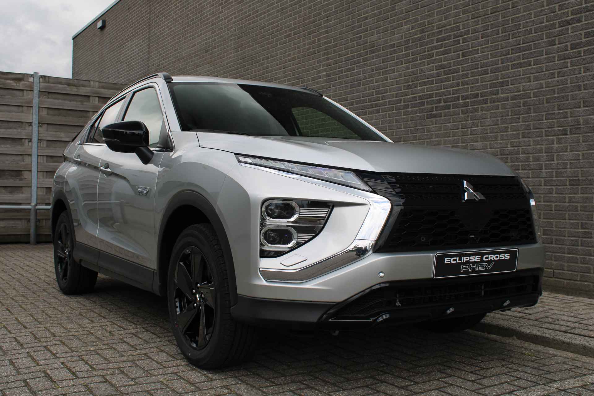 Mitsubishi Eclipse Cross 2.4 PHEV Black Edition Cruise/Climate control, Navigatie, Apple carplay/Android auto, 18" LM velgen, Camera, € 8.700, - korting. Trekgewicht 1.500 kg! - 32/36