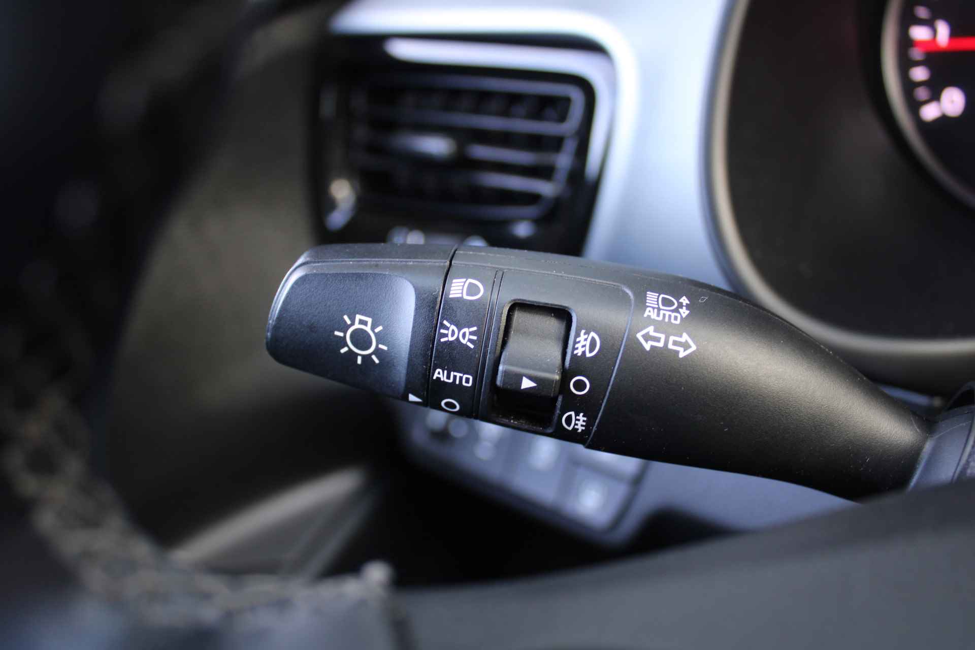 Kia Stonic 1.0 T-GDi MHEV DynamicLine | Airco | Apple Carplay | Android auto | Camera | Cruise | 15" LM | - 12/29