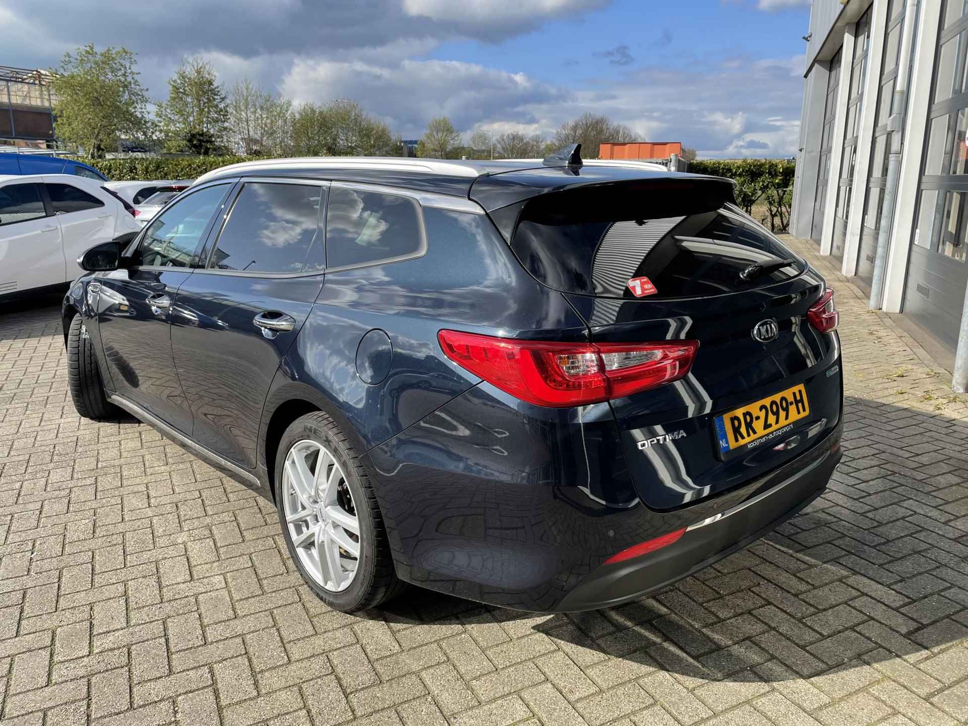 Kia Optima Sportswagon 1.7 CRDi ComfortPlusLine puur rijgenot en heel veel luxe! 600 Liter kofferruimte en automaat! Ideale gezins auto, ook zeker geschikt voor Taxi. - 2/18