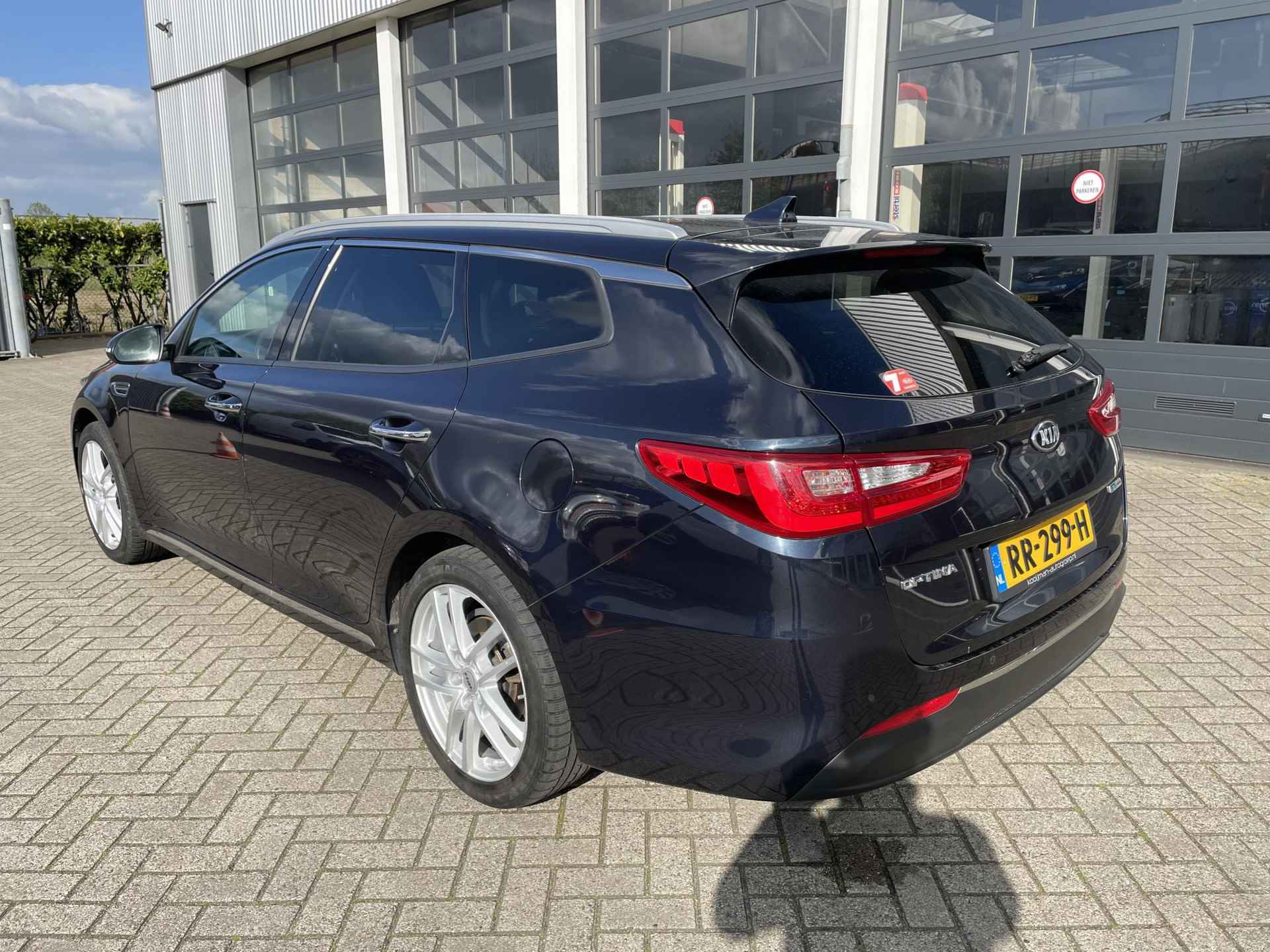 Kia Optima Sportswagon 1.7 CRDi ComfortPlusLine puur rijgenot en heel veel luxe! 600 Liter kofferruimte en automaat! Ideale gezins auto, ook zeker geschikt voor Taxi. - 15/18